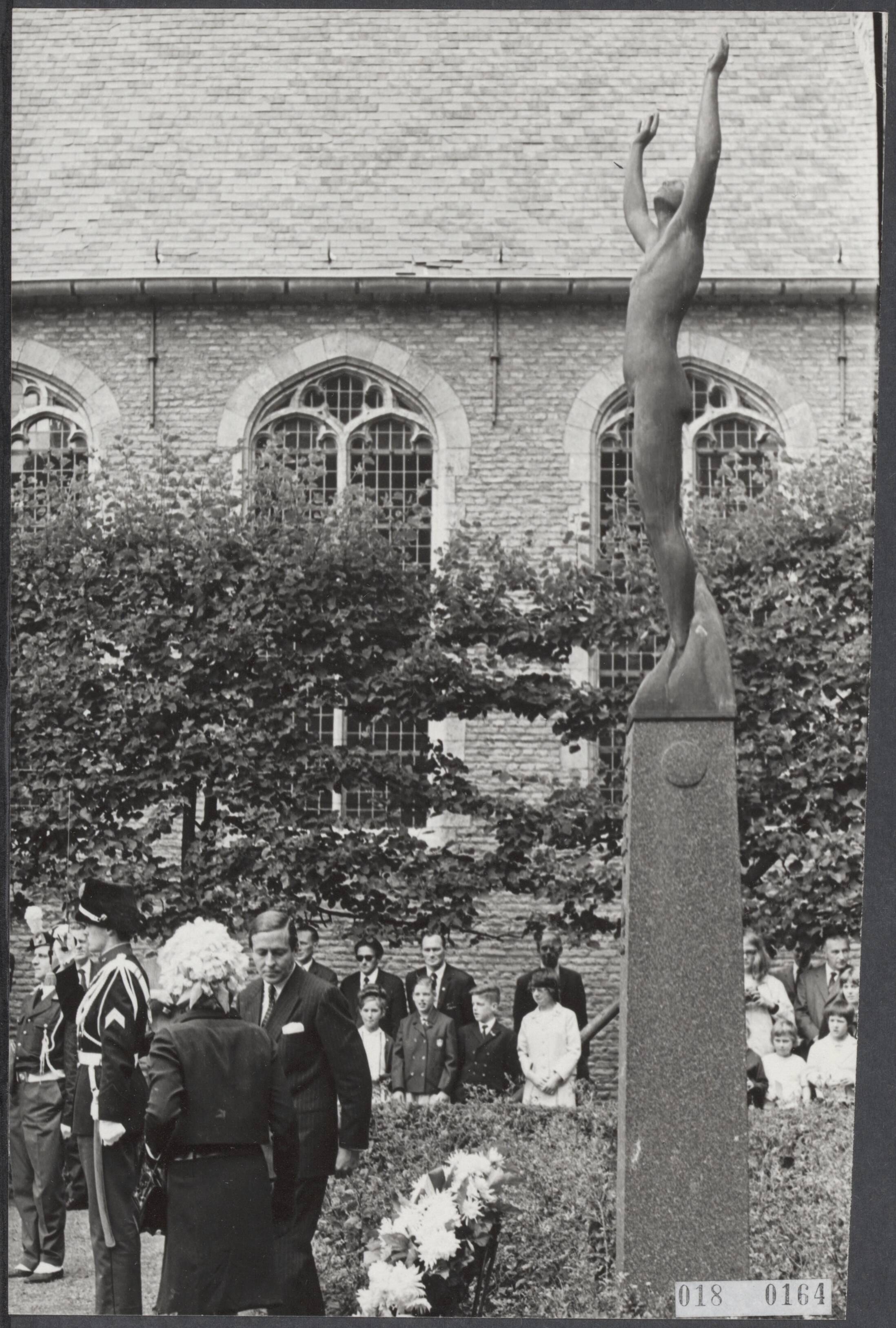 Fotocollectie Elsevier Binnenland — Ter gelegenheid van het jaarlijkse congres Veteranen Legioen Nederland te Middelburg heeft prinses Beatrix, in gezelschap van prins Claus, een krans gelegd bij het monument voor gevallenen uit de laatste wereldoorlog — Foto: Merk, Ben / Anefo. Licentie: Set B: Rechtenvrij / Publiek Domein. Bron: Nationaal Archief. http://hdl.handle.net/10648/adc169d8-d0b4-102d-bcf8-003048976d84