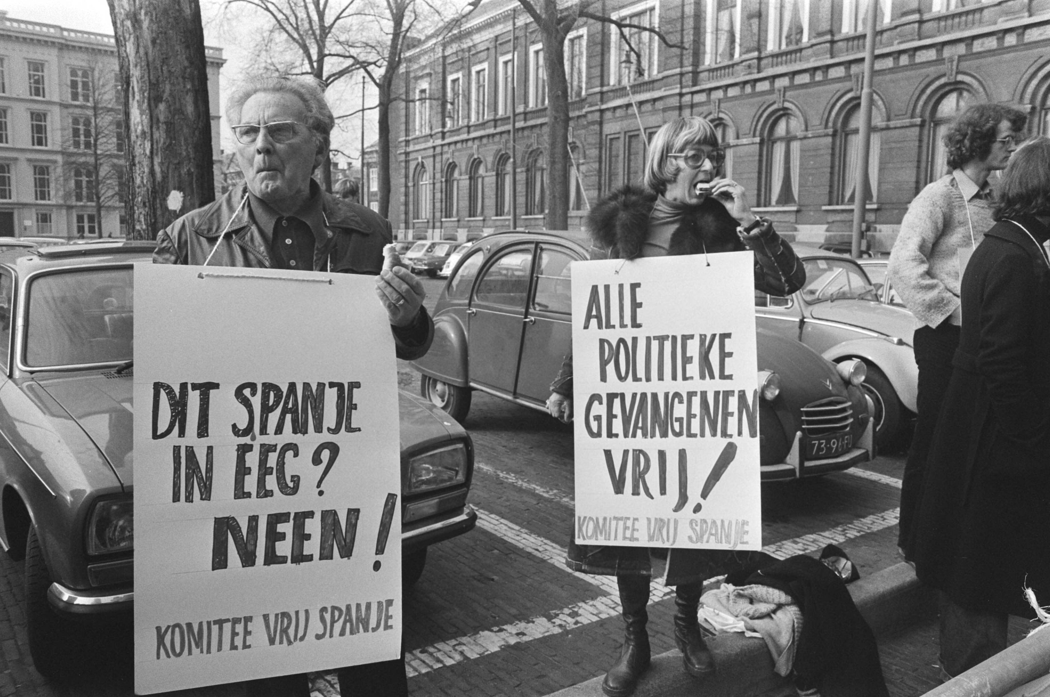 Fotocollectie Anefo — Korte demonstratie voor ministerie Buitenlandse Zaken Den Haag tegen toestand in Spanje; betogers met protestborden — Foto: Croes, Rob C. / Anefo. Licentie: Set B: Rechtenvrij / Publiek Domein. Bron: Nationaal Archief. http://hdl.handle.net/10648/ac7d9588-d0b4-102d-bcf8-003048976d84