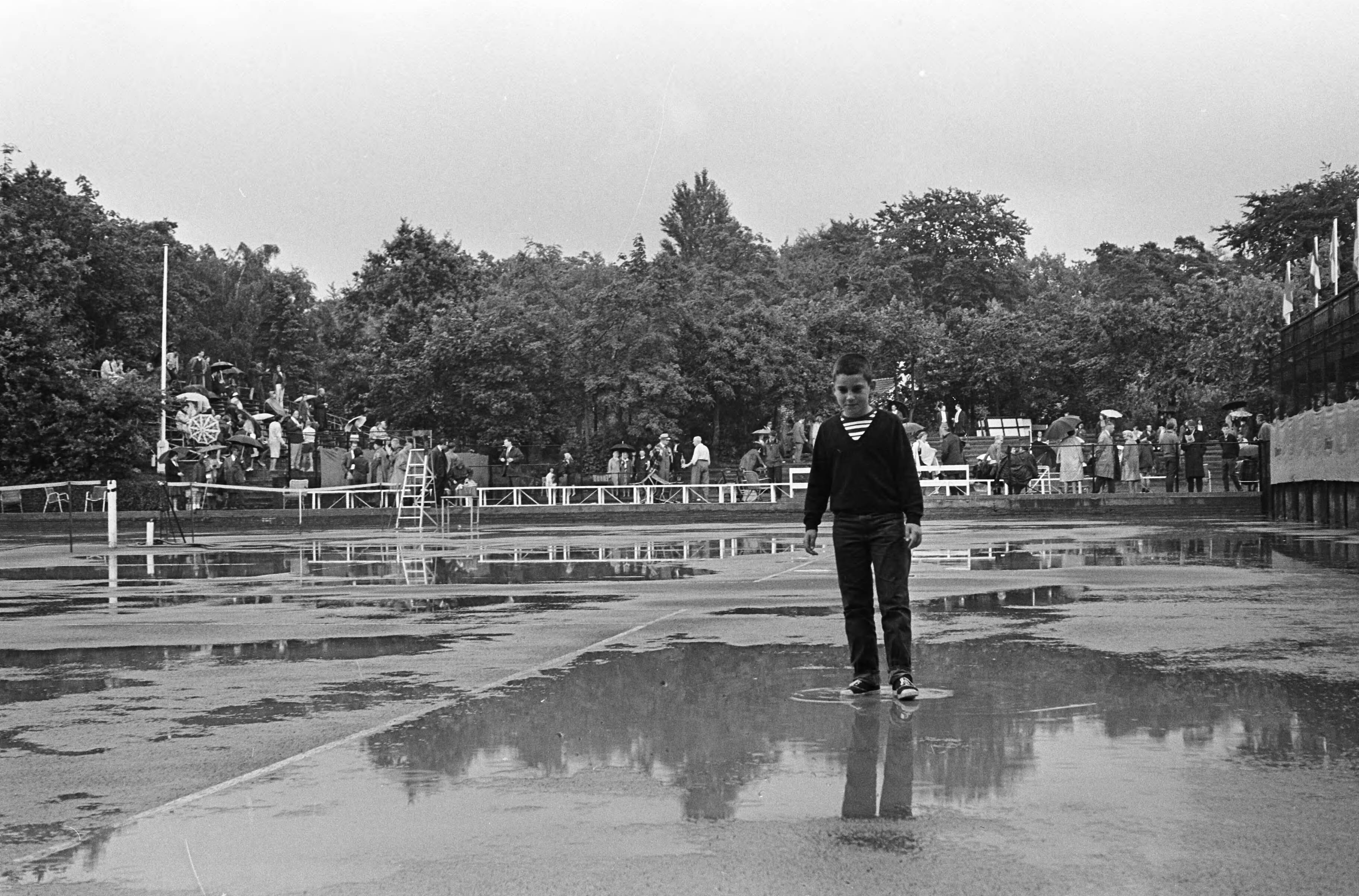 Fotocollectie Anefo — Open Nederlands kampioenschap tennis op 't Melkhuisje te Hilversum, tennisbanen onder het water na regenbui — Foto: Kroon, Ron / Anefo. Licentie: Set B: Rechtenvrij / Publiek Domein. Bron: Nationaal Archief. http://hdl.handle.net/10648/aab5669a-d0b4-102d-bcf8-003048976d84