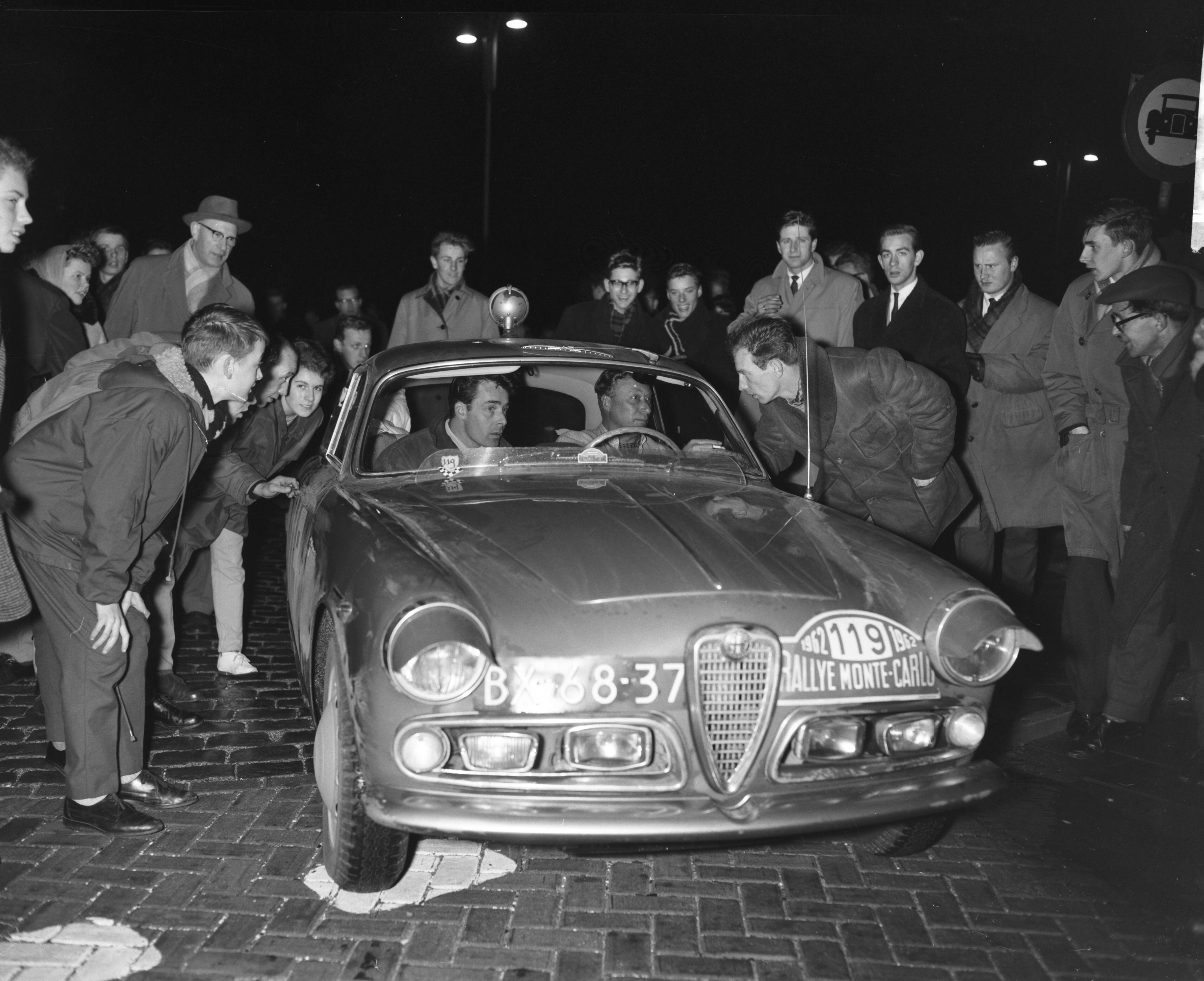 Fotocollectie Anefo — Deelnemers Rally Monte Carlo tijdcontrole in Scheveningen. René Borgerhoff Mulder en Hans Maasland in Alfa Romeo (startnummer 119) — Foto: Bilsen, Joop van / Anefo. Licentie: Set B: Rechtenvrij / Publiek Domein. Bron: Nationaal Archief. http://hdl.handle.net/10648/a9f4ff90-d0b4-102d-bcf8-003048976d84