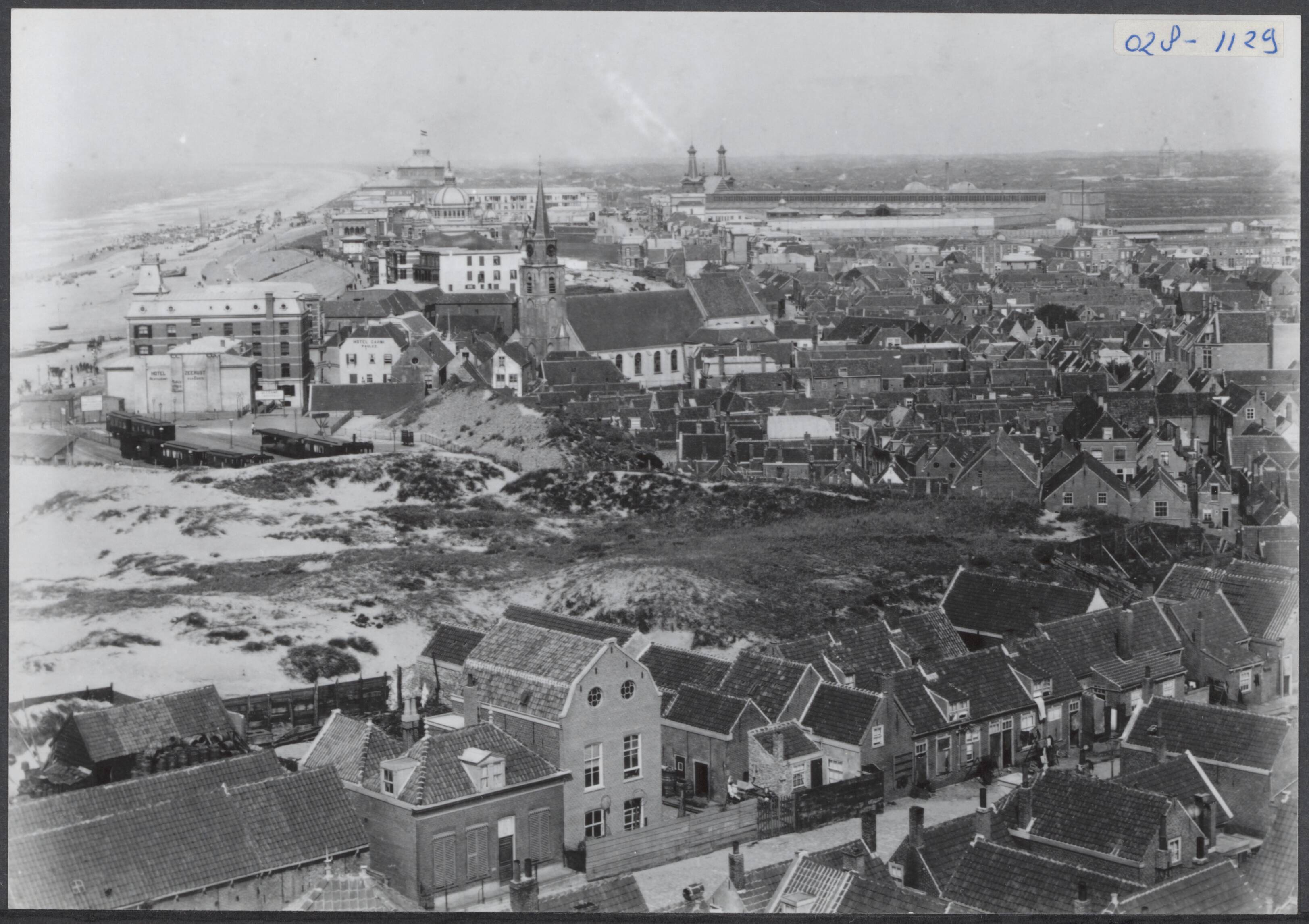 Fotocollectie Elsevier Binnenland — Panorama van Scheveningen vanaf de vuurtoren met gezicht op de boulevard, strand en wandelhoofd Wilhelmina; op de voorgrond het station van het 'Duinspoortje', daarachter Hotel Zeerust met rechts de Oude Kerk — Foto: Onbekend / Publiek Domein of Rechtenvrij. Licentie: Set B: Rechtenvrij / Publiek Domein. Bron: Nationaal Archief. http://hdl.handle.net/10648/addfd95e-d0b4-102d-bcf8-003048976d84