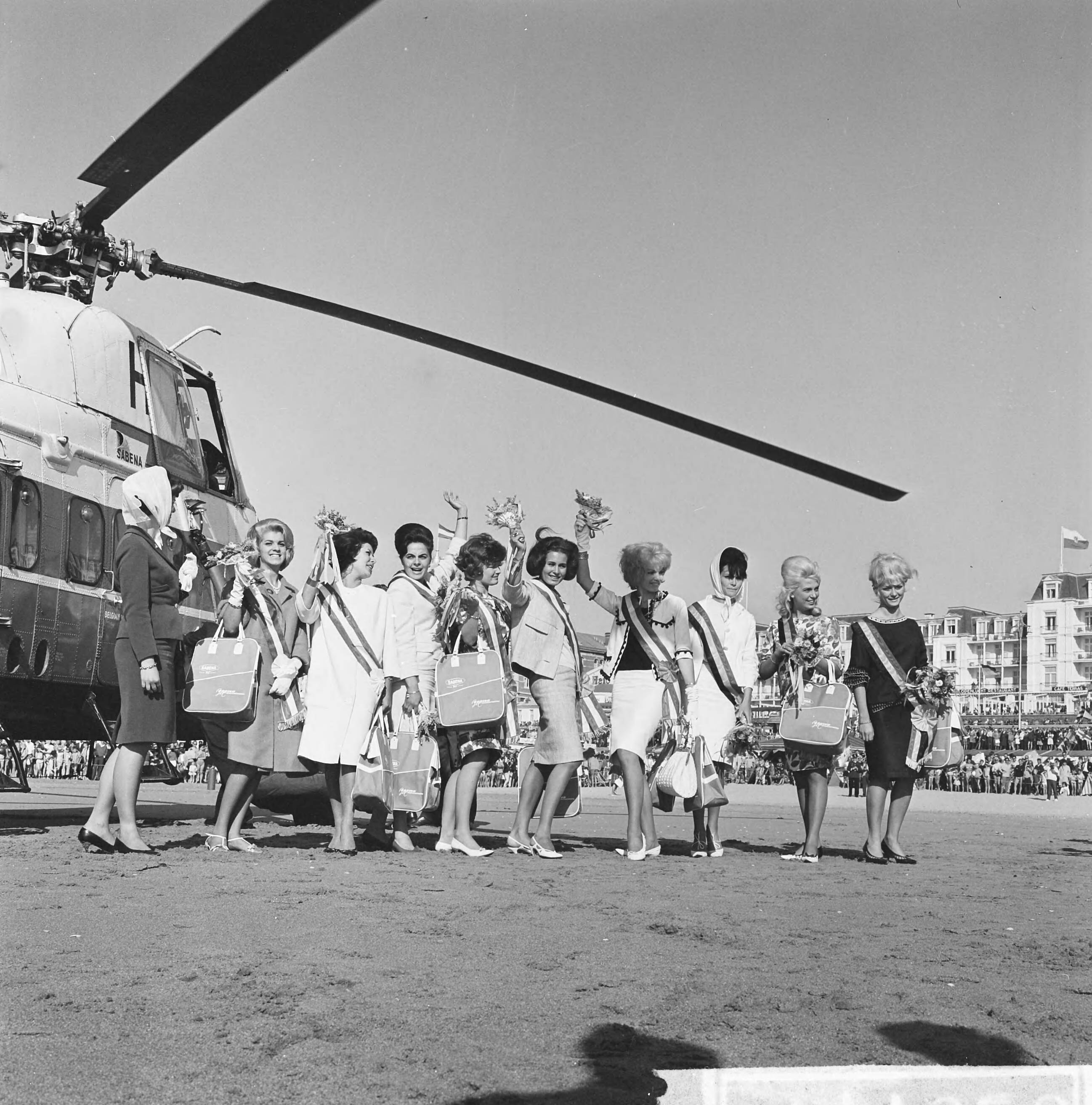 Fotocollectie Anefo — Verkiezing Miss Benelux , aankomst van de missen op het strand van Scheveningen — Foto: Koch, Eric / Anefo. Licentie: Set B: Rechtenvrij / Publiek Domein. Bron: Nationaal Archief. http://hdl.handle.net/10648/aa11e966-d0b4-102d-bcf8-003048976d84
