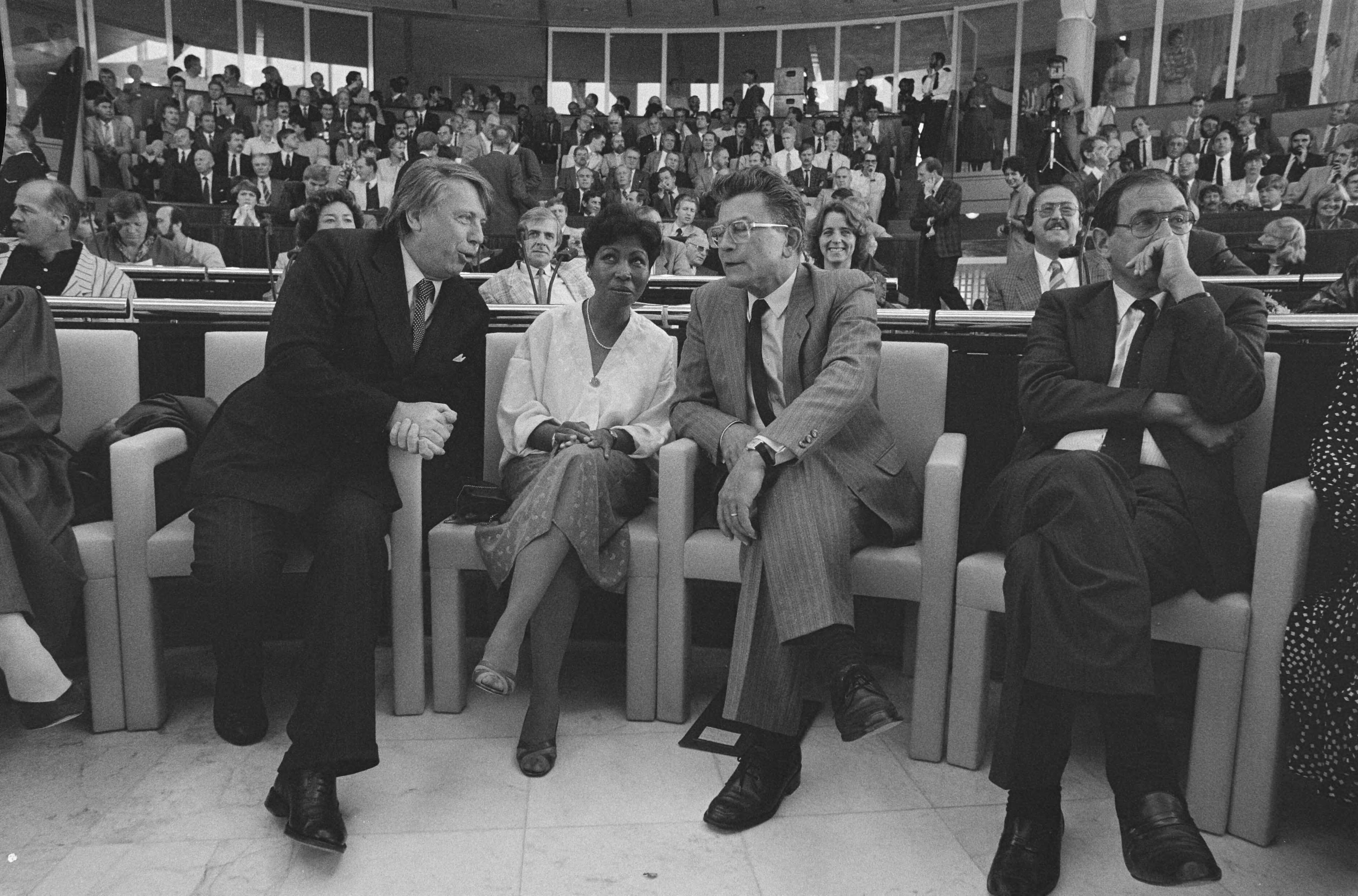 Fotocollectie Anefo — Nieuw stadhuis Almere; minister van Dijk en anderen in het nieuwe stadhuis — Foto: Bogaerts, Rob / Anefo. Licentie: Set B: Rechtenvrij / Publiek Domein. Bron: Nationaal Archief. http://hdl.handle.net/10648/ad57494a-d0b4-102d-bcf8-003048976d84
