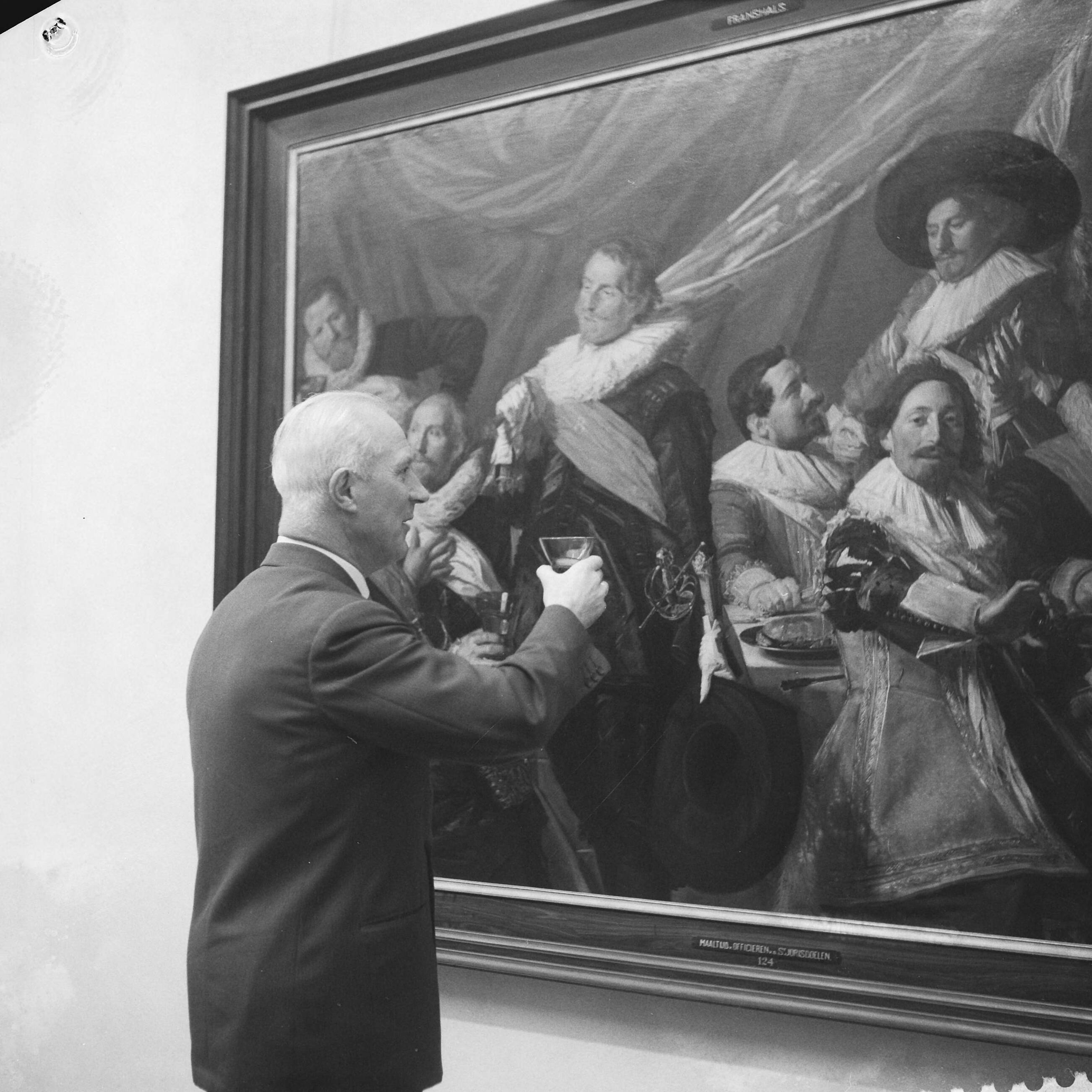 Fotocollectie Anefo — Ingebruikname van gerestaureerde Frans Halszaal in het Frans Halsmuseum , burgemeester O.P.F.M. Cremers drinkt bij een schuttersstuk — Foto: Pot, Harry / Anefo. Licentie: Set B: Rechtenvrij / Publiek Domein. Bron: Nationaal Archief. http://hdl.handle.net/10648/a9bdabda-d0b4-102d-bcf8-003048976d84