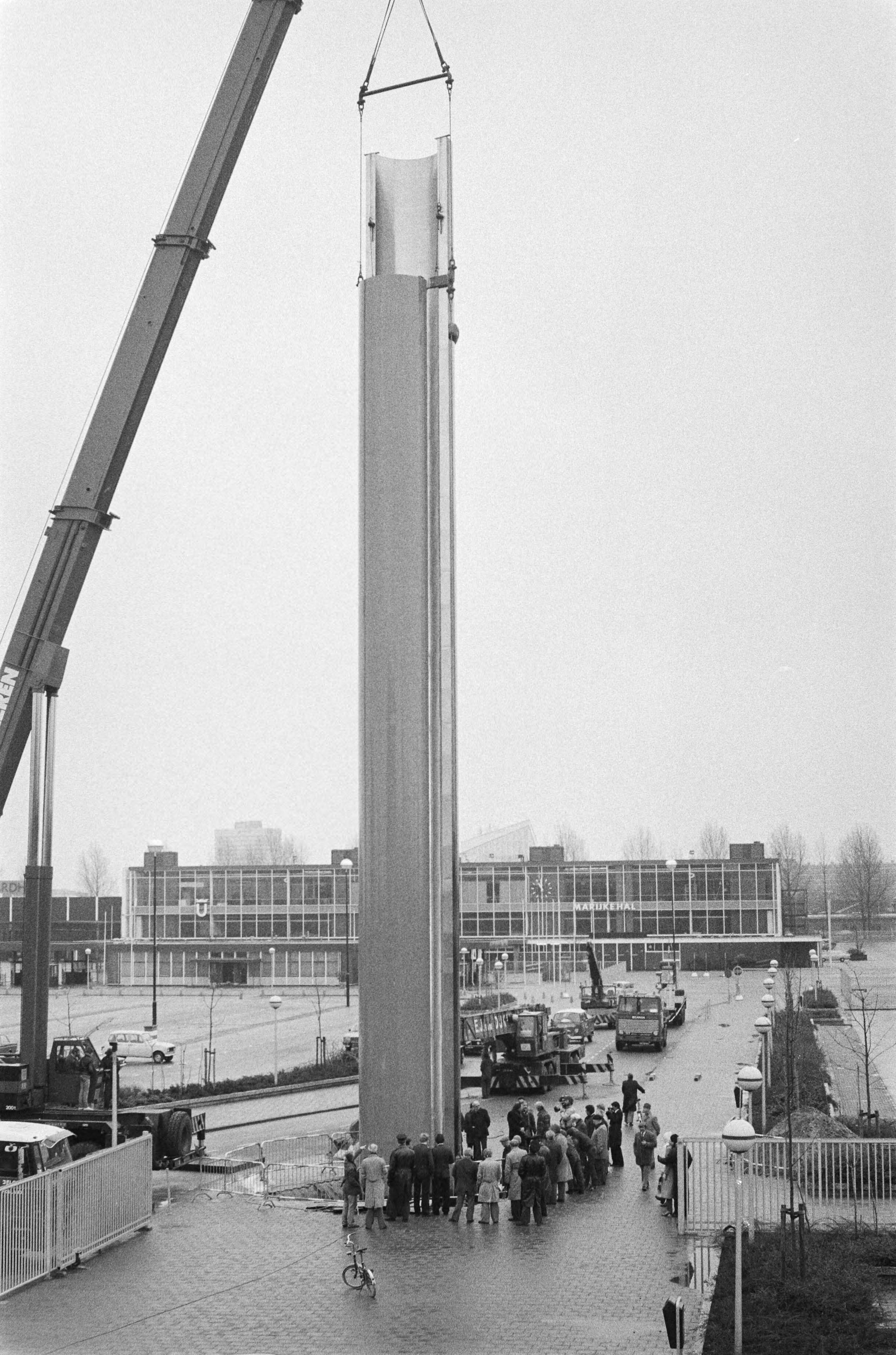 Fotocollectie Anefo — Voor ingang van Jaarbeurs in Utrecht is enorm groot kunstwerk geplaatst, ontworpen door kunstenaar A. Volten 28 m hoge roestvrij stalen zuil — Foto: Antonisse, Marcel / Anefo. Licentie: Set B: Rechtenvrij / Publiek Domein. Bron: Nationaal Archief. http://hdl.handle.net/10648/acf10112-d0b4-102d-bcf8-003048976d84