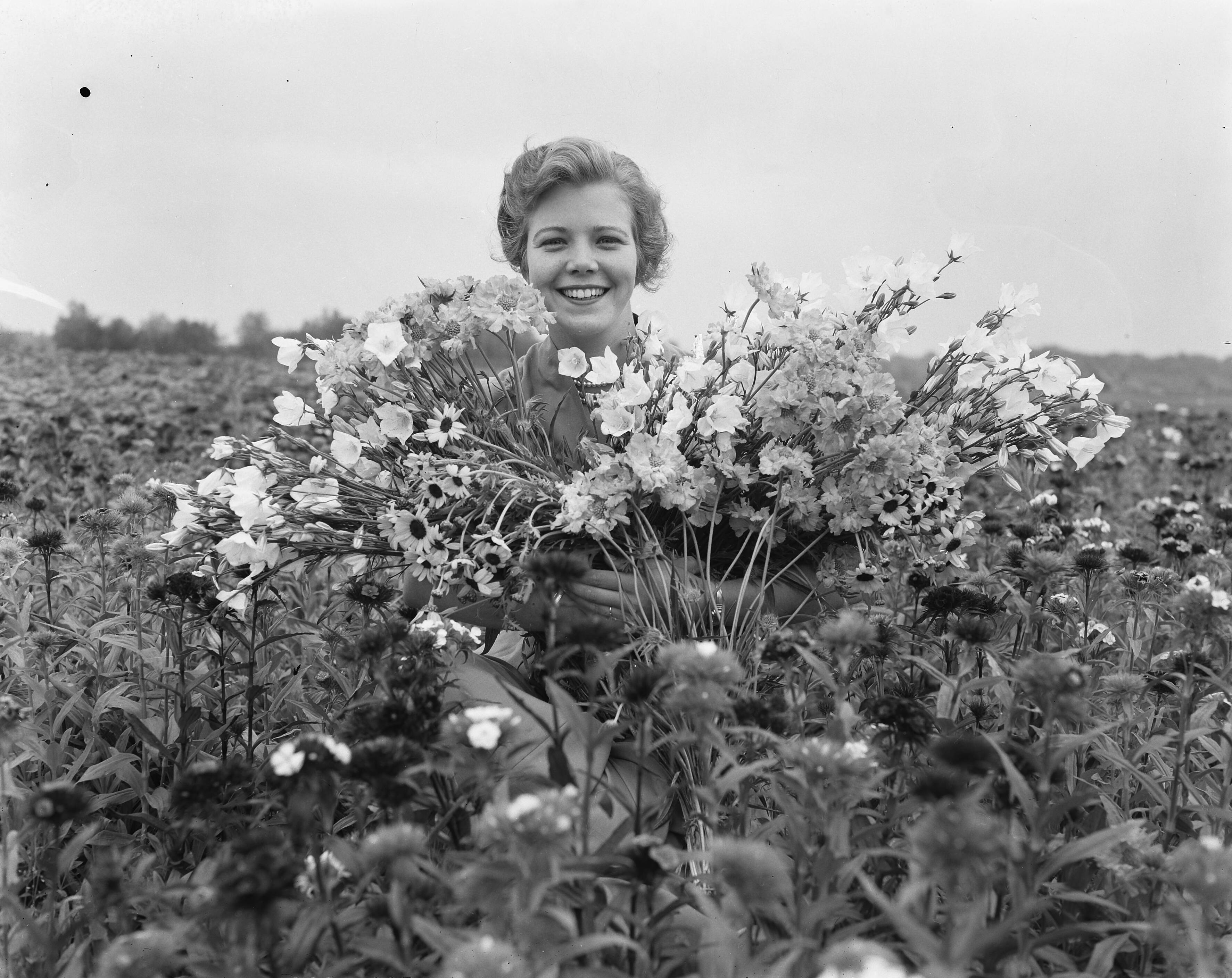 Fotocollectie Anefo — Bloemenkoningin in Den Haag ter gelegenheid van bloemenweek — Foto: Duinen, G.W. van / Anefo. Licentie: Set B: Rechtenvrij / Publiek Domein. Bron: Nationaal Archief. http://hdl.handle.net/10648/a90df352-d0b4-102d-bcf8-003048976d84