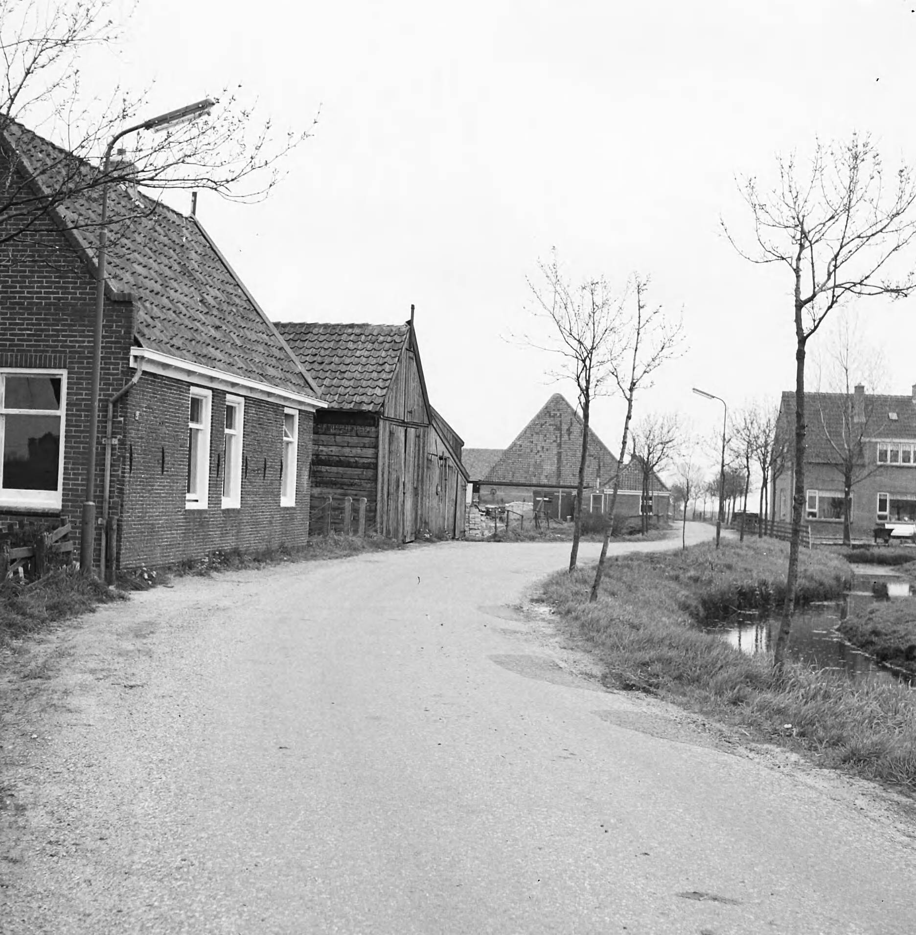Fotocollectie Nederlandse Heidemaatschappij — Te verbeteren wegen in de gemeente Oosthuizen. Oude toestand — Foto: Wüllschleger, [...] / Heidemij. Licentie: Set B: Rechtenvrij / Publiek Domein. Bron: Nationaal Archief. http://hdl.handle.net/10648/ae72860a-d0b4-102d-bcf8-003048976d84