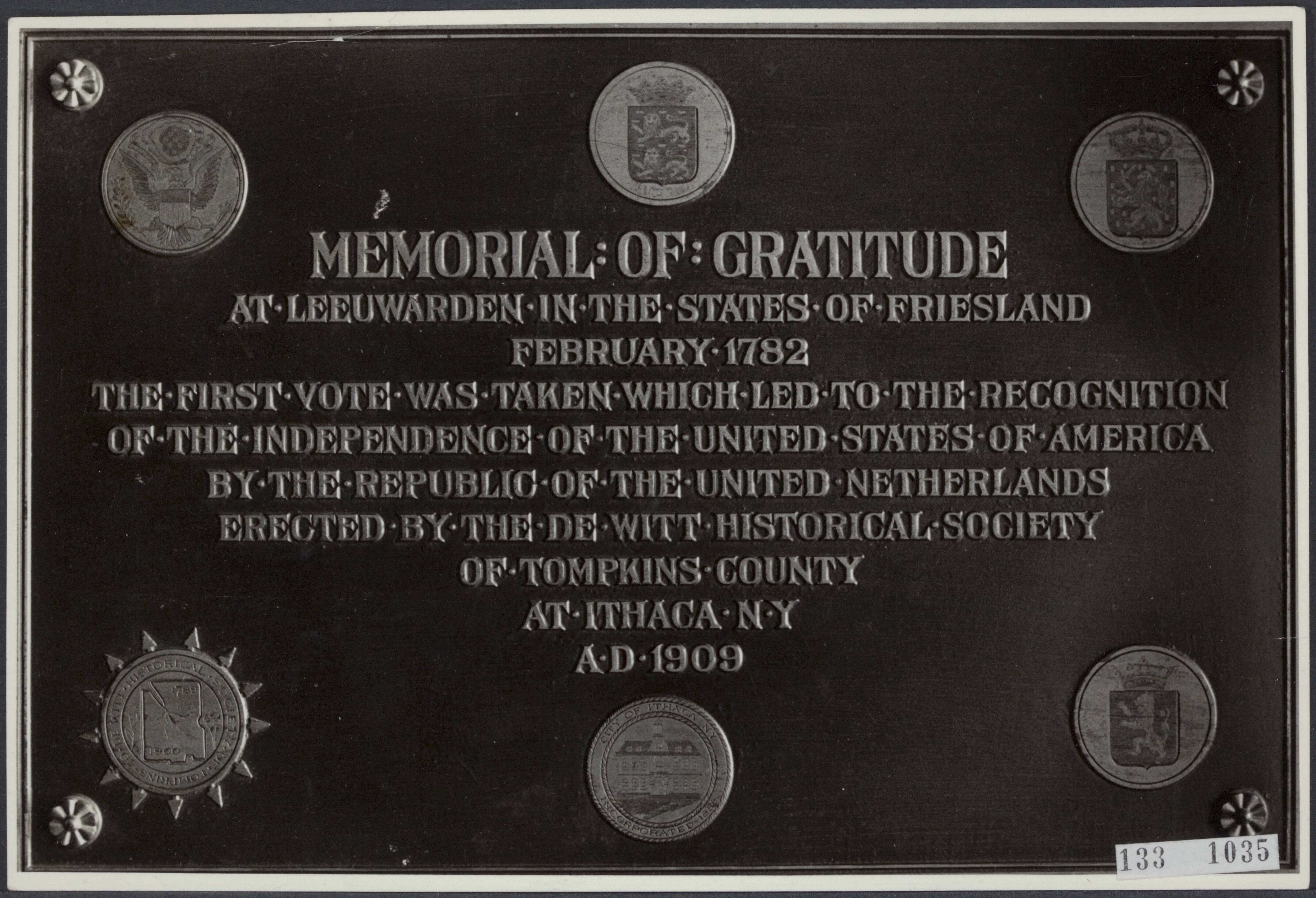 Fotocollectie Rijksvoorlichtingsdienst Eigen — Leeuwarden. Provinciehuis aan de Tweebaksmarkt: plaque erected in 1909 by the De Wit Historical Society at Ithaca N-Y, that commemorates the fact that the States of Friesland first recognized the United States on February 26, 1782 — Foto: Rijksvoorlichtingsdienst (RVD). Licentie: Set B: Rechtenvrij / Publiek Domein. Bron: Nationaal Archief. http://hdl.handle.net/10648/af58096e-d0b4-102d-bcf8-003048976d84