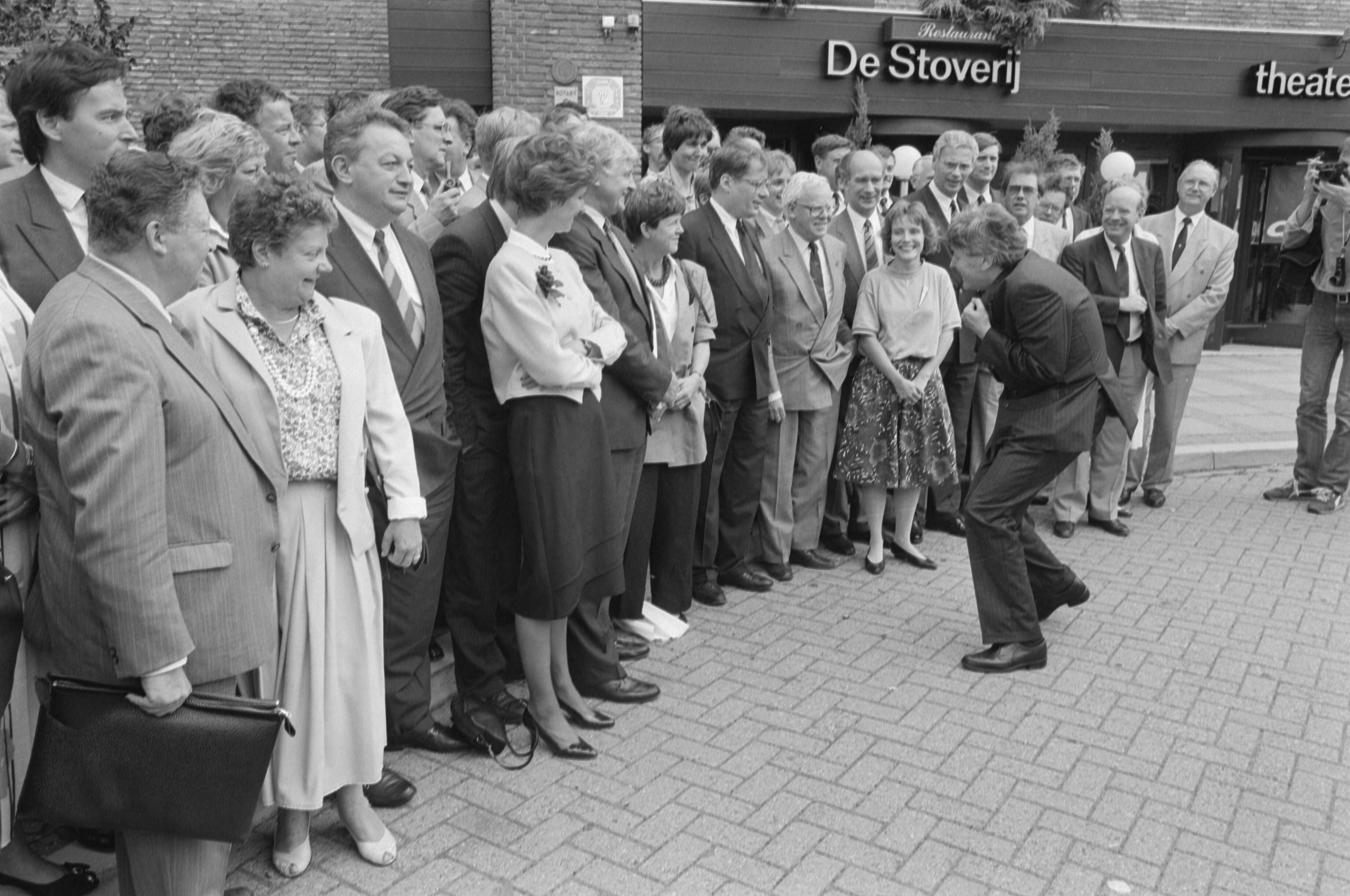 CDA-partijraad in Bussum — Premier Lubbers "maakt zich klein" als hij met alle CDA-kandidaten op de foto moet — Foto: Croes, Rob C. / Anefo. Licentie: Set B: Rechtenvrij / Publiek Domein. Bron: Nationaal Archief. http://hdl.handle.net/10648/ad73d4e8-d0b4-102d-bcf8-003048976d84