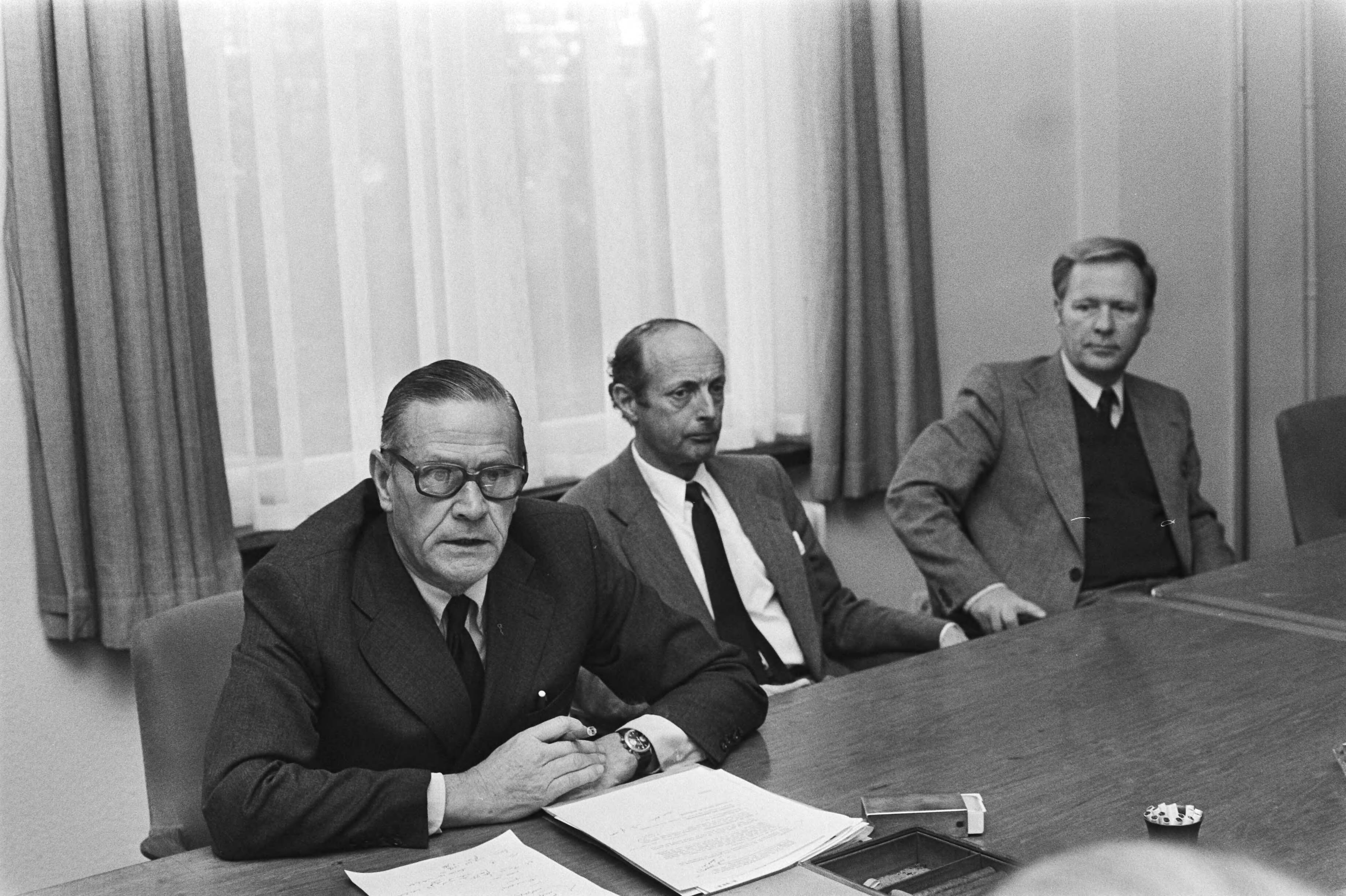 Fotocollectie Anefo — ROM vergadert over arbeidsvoorwaardenbeleid 1979 in Den Haag ; persconferentie — Foto: Verhoeff, Bert / Anefo. Licentie: Set B: Rechtenvrij / Publiek Domein. Bron: Nationaal Archief. http://hdl.handle.net/10648/ac92a6da-d0b4-102d-bcf8-003048976d84
