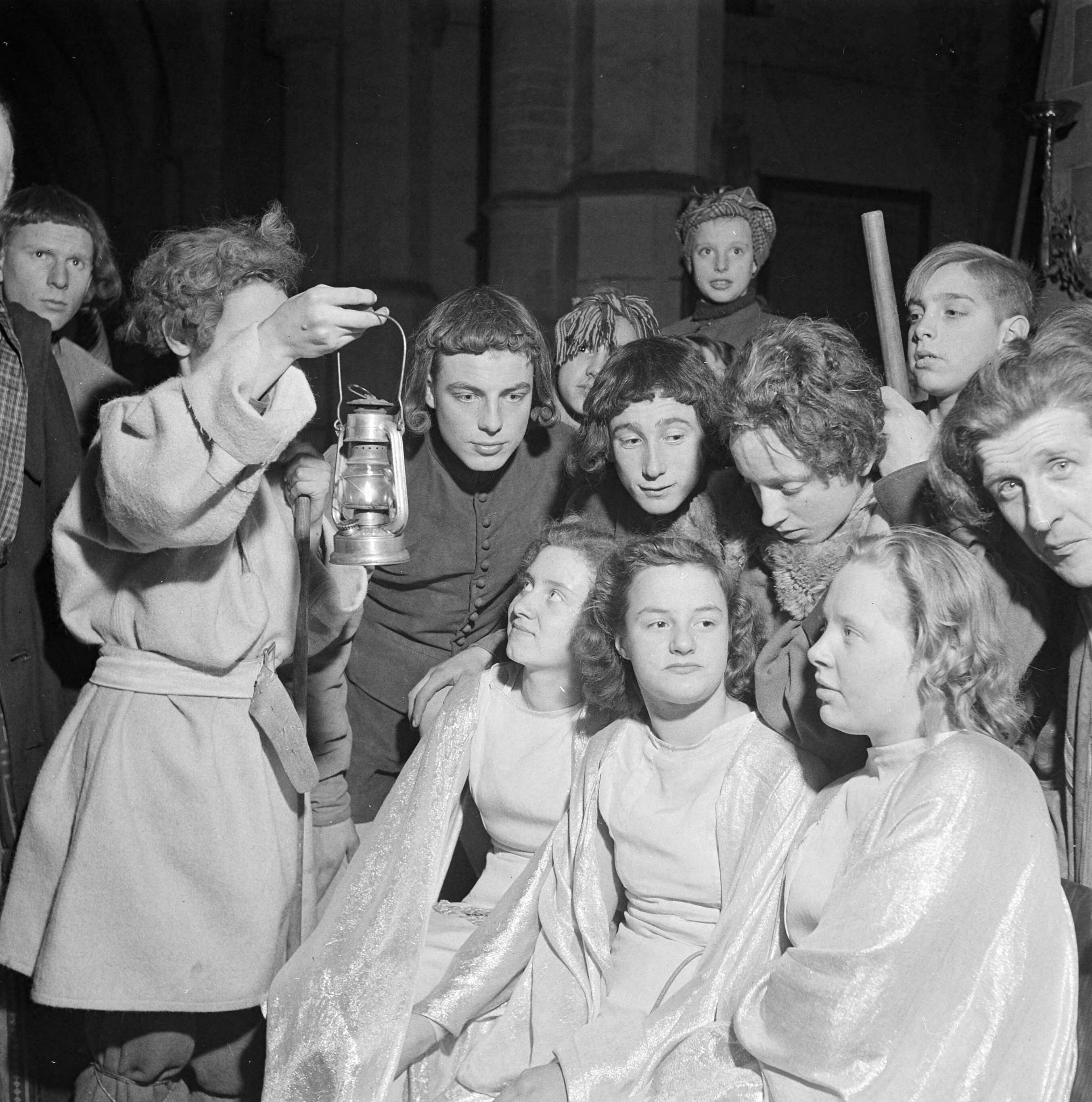Fotocollectie Anefo — Kerstspel in de Grote of St. Bavokerk te Haarlem — Foto: Haren Noman, Theo van / Anefo. Licentie: Set B: Rechtenvrij / Publiek Domein. Bron: Nationaal Archief. http://hdl.handle.net/10648/a88fc716-d0b4-102d-bcf8-003048976d84