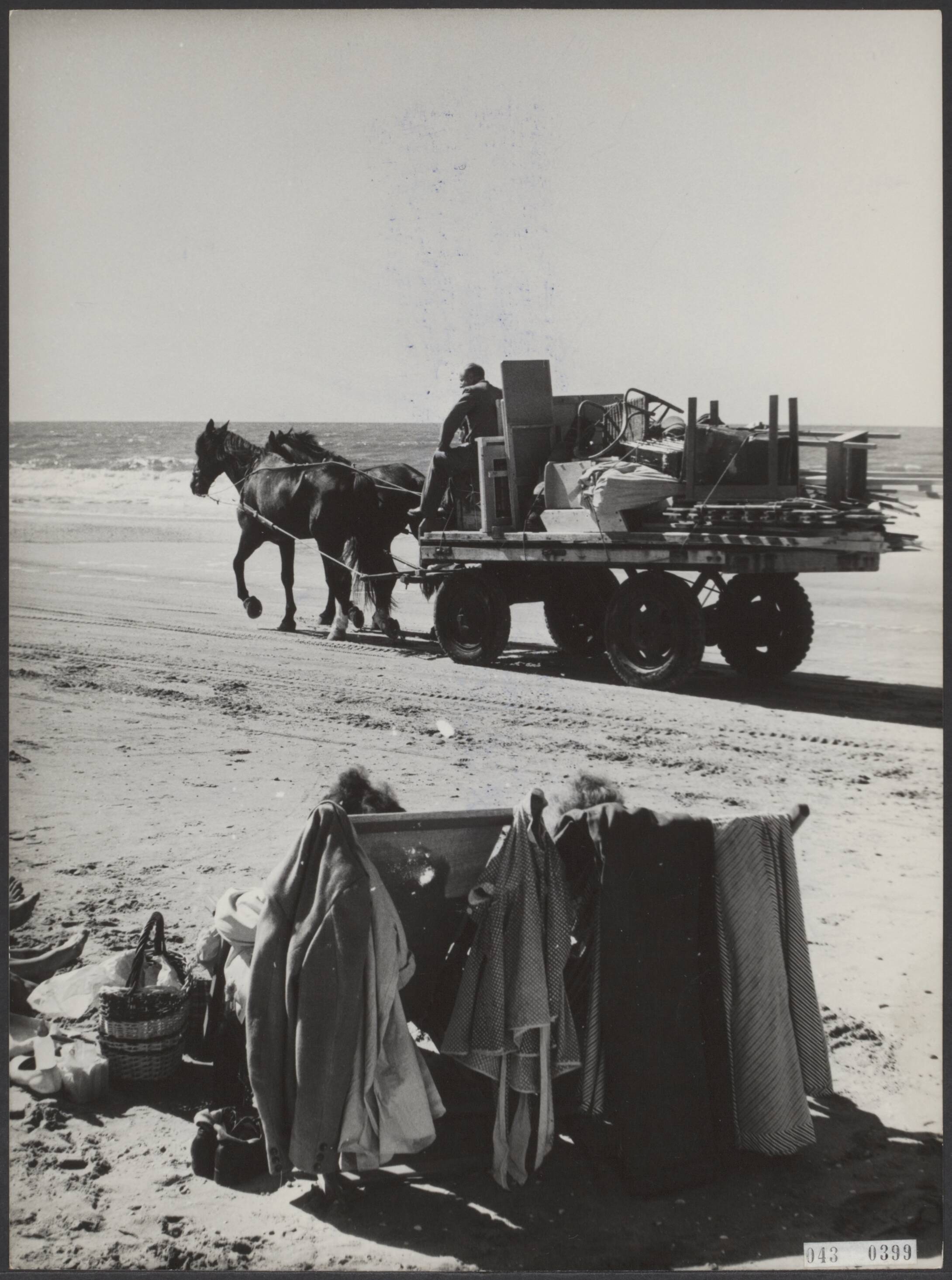 Fotocollectie Elsevier Binnenland — Opruimwerkzaamheden op het strand van Zandvoort onder het oog van de laatste badgasten van het seizoen — Foto: Fotograaf Onbekend / Anefo. Licentie: Set B: Rechtenvrij / Publiek Domein. Bron: Nationaal Archief. http://hdl.handle.net/10648/adf8e106-d0b4-102d-bcf8-003048976d84