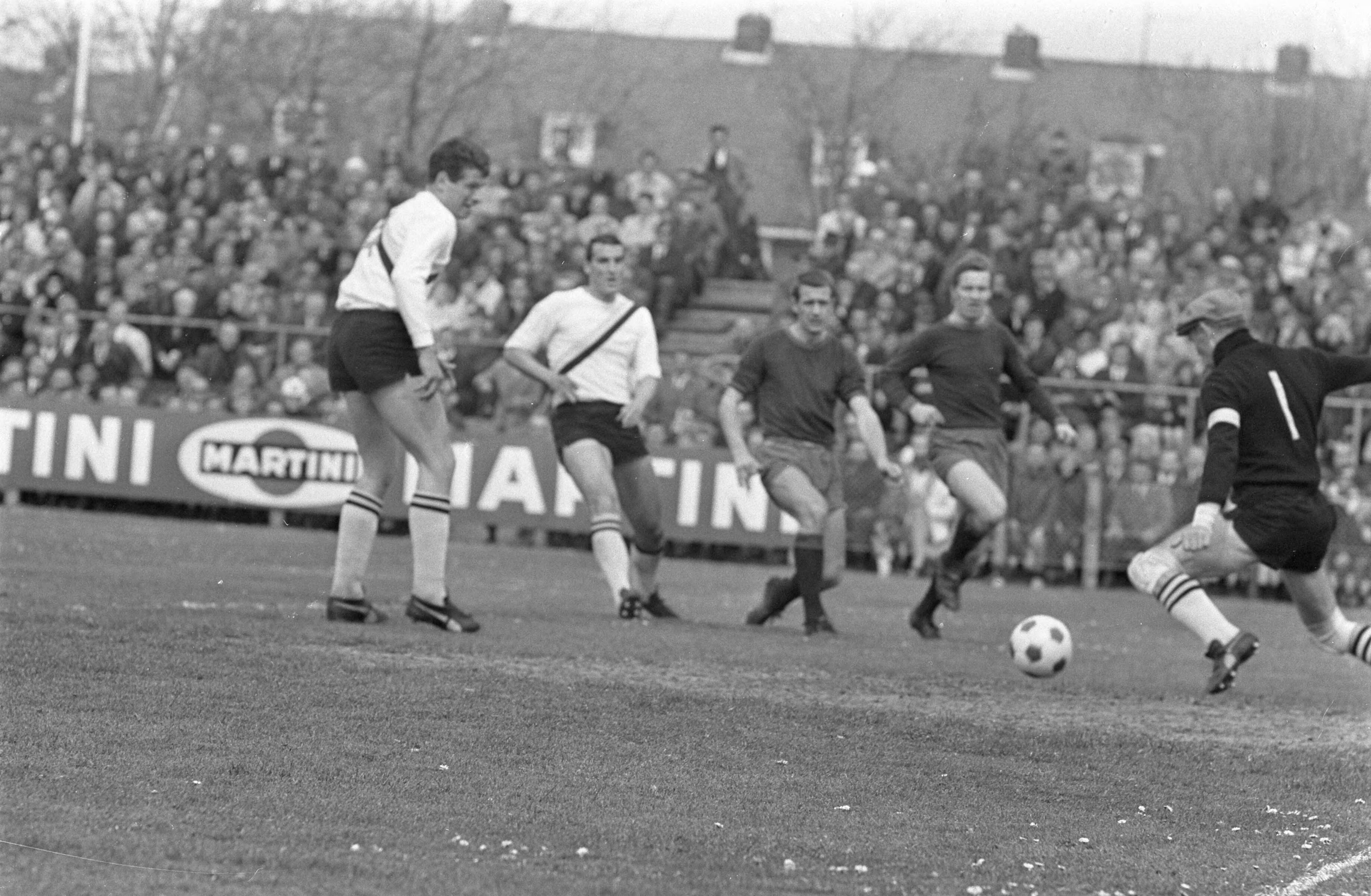Fotocollectie Anefo — Haarlem tegen VVV 0-0, spelmomenten — Foto: Merk, Ben / Anefo. Licentie: Set B: Rechtenvrij / Publiek Domein. Bron: Nationaal Archief. http://hdl.handle.net/10648/ab182460-d0b4-102d-bcf8-003048976d84