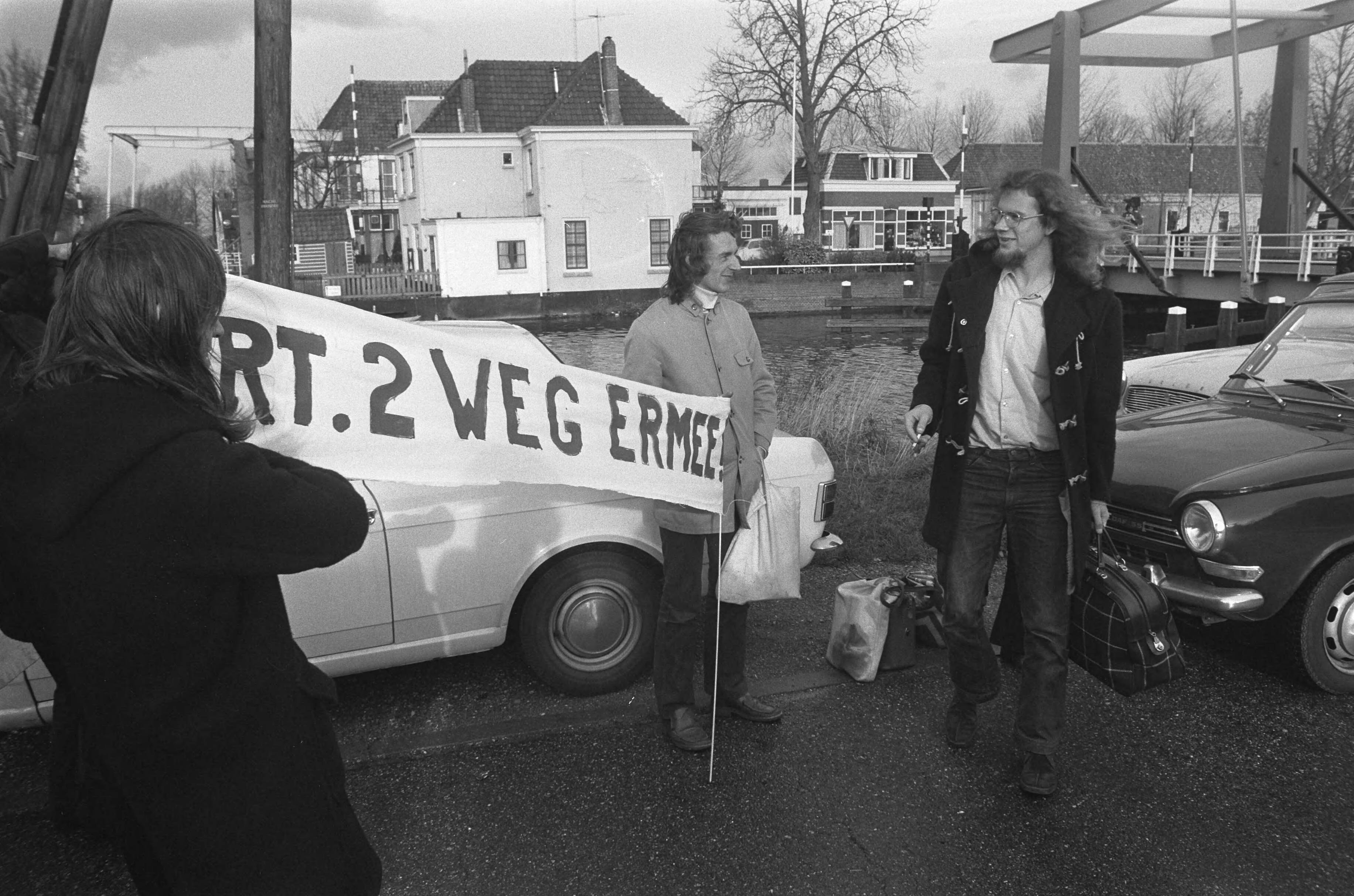 Demonstratie van dienstweigeraars in Nieuwersluis — Dienstweigeraars met spandoek — Foto: Fotograaf Onbekend / Anefo. Licentie: Set B: Rechtenvrij / Publiek Domein. Bron: Nationaal Archief. http://hdl.handle.net/10648/ac3c8b10-d0b4-102d-bcf8-003048976d84