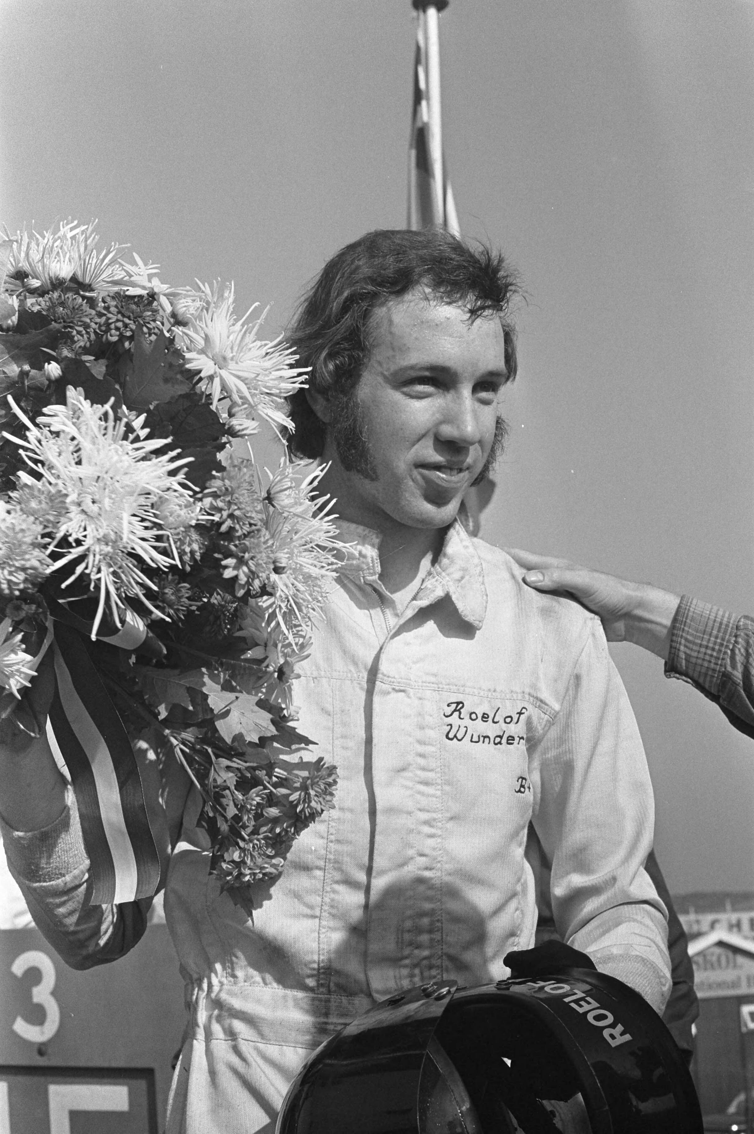 Fotocollectie Anefo — Slotraces op Zandvoort (auto), R. Wunderink met beker en bloemen — Foto: Croes, Rob C. / Anefo. Licentie: Set B: Rechtenvrij / Publiek Domein. Bron: Nationaal Archief. http://hdl.handle.net/10648/abf8aad0-d0b4-102d-bcf8-003048976d84