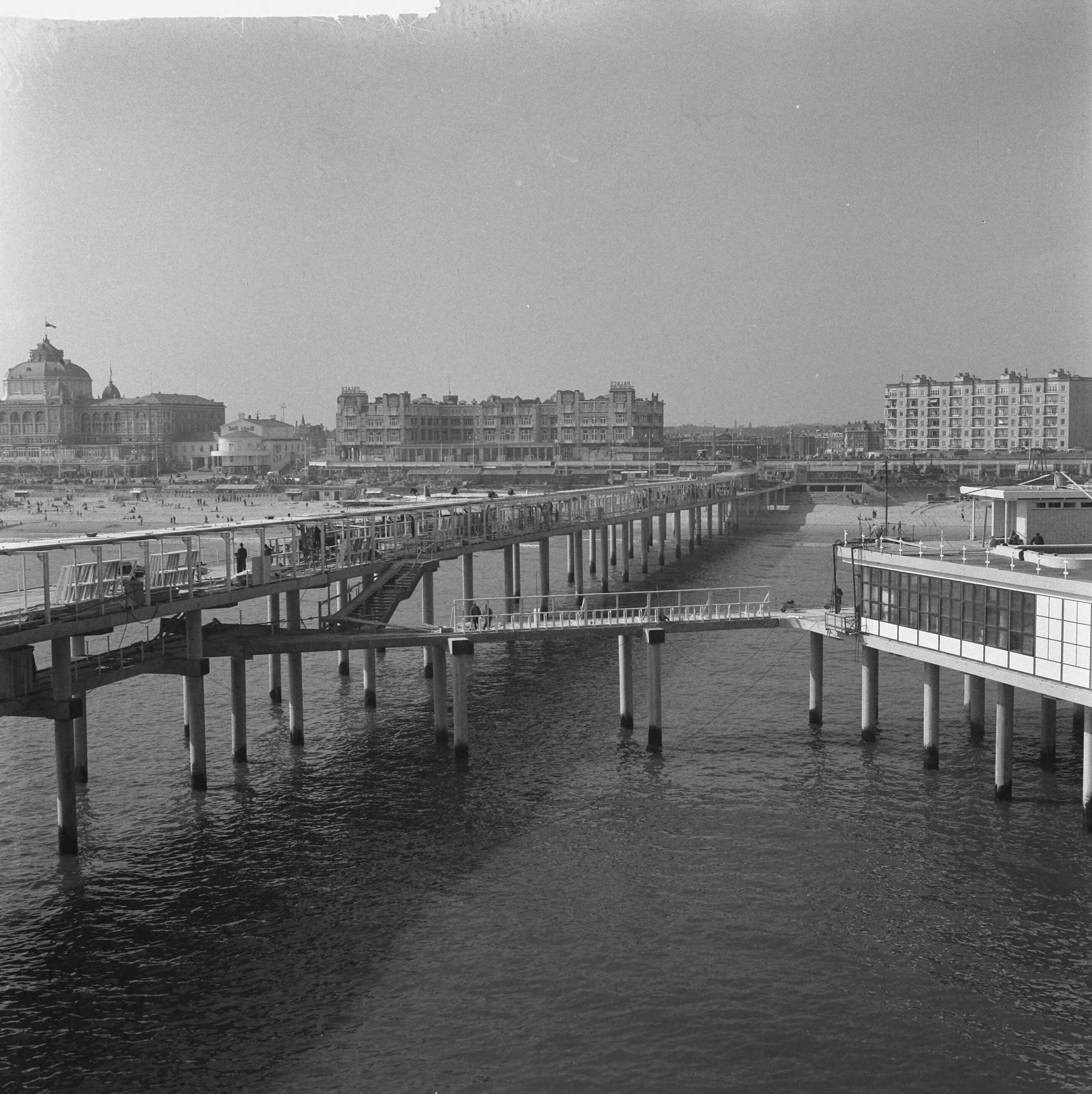 Fotocollectie Anefo — Werkzaamheden Pier te Scheveningen — Foto: Nijs, Jac. de / Anefo. Licentie: Set B: Rechtenvrij / Publiek Domein. Bron: Nationaal Archief. http://hdl.handle.net/10648/a9d0f280-d0b4-102d-bcf8-003048976d84