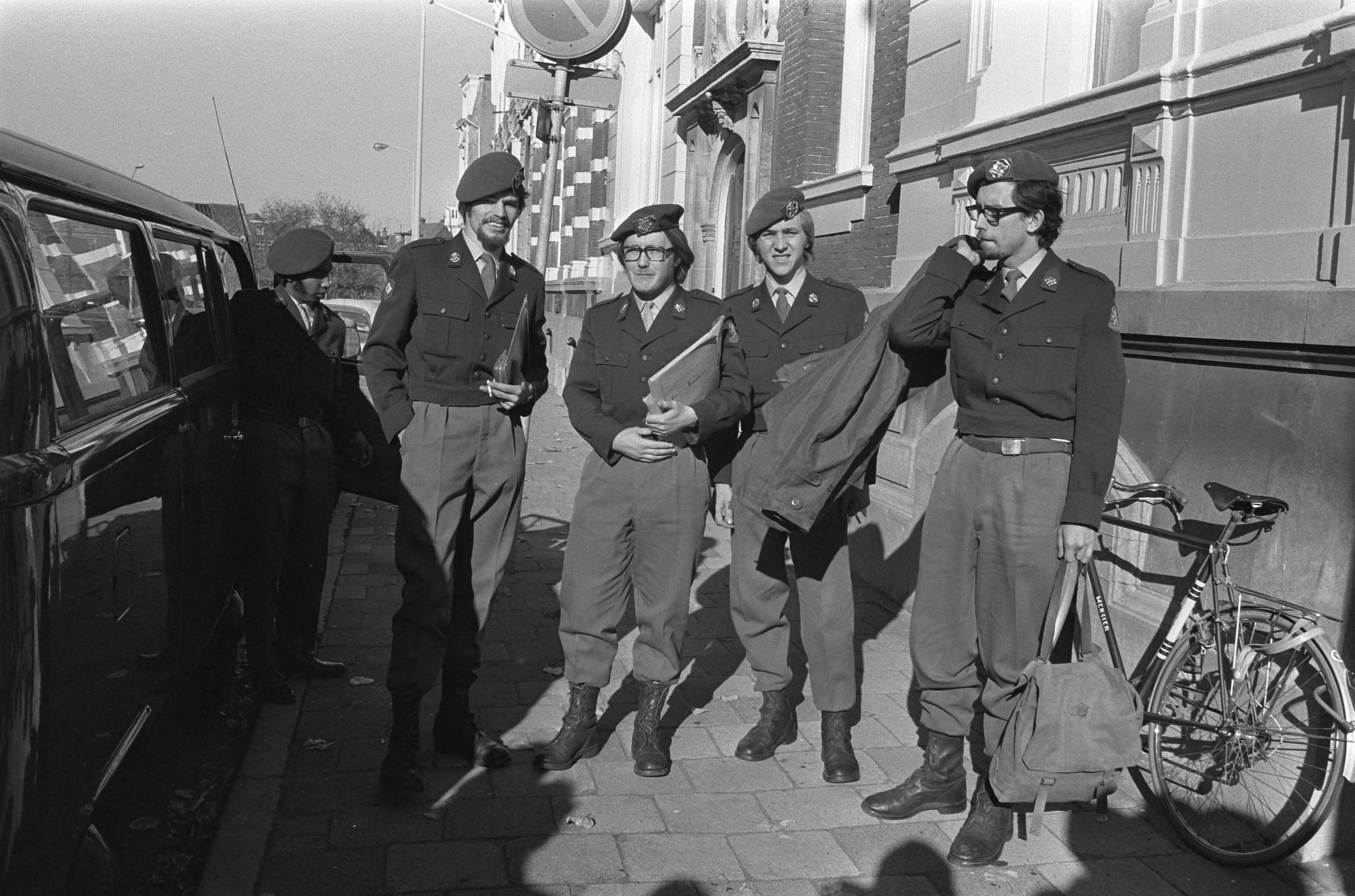 Fotocollectie Anefo — Hoog Militair Gerechtshof behandelt hoger beroep van leden VVDM Den Haag , demonstranten voor gerechtshof — Foto: Peters, Hans / Anefo. Licentie: Set B: Rechtenvrij / Publiek Domein. Bron: Nationaal Archief. http://hdl.handle.net/10648/abd4e172-d0b4-102d-bcf8-003048976d84