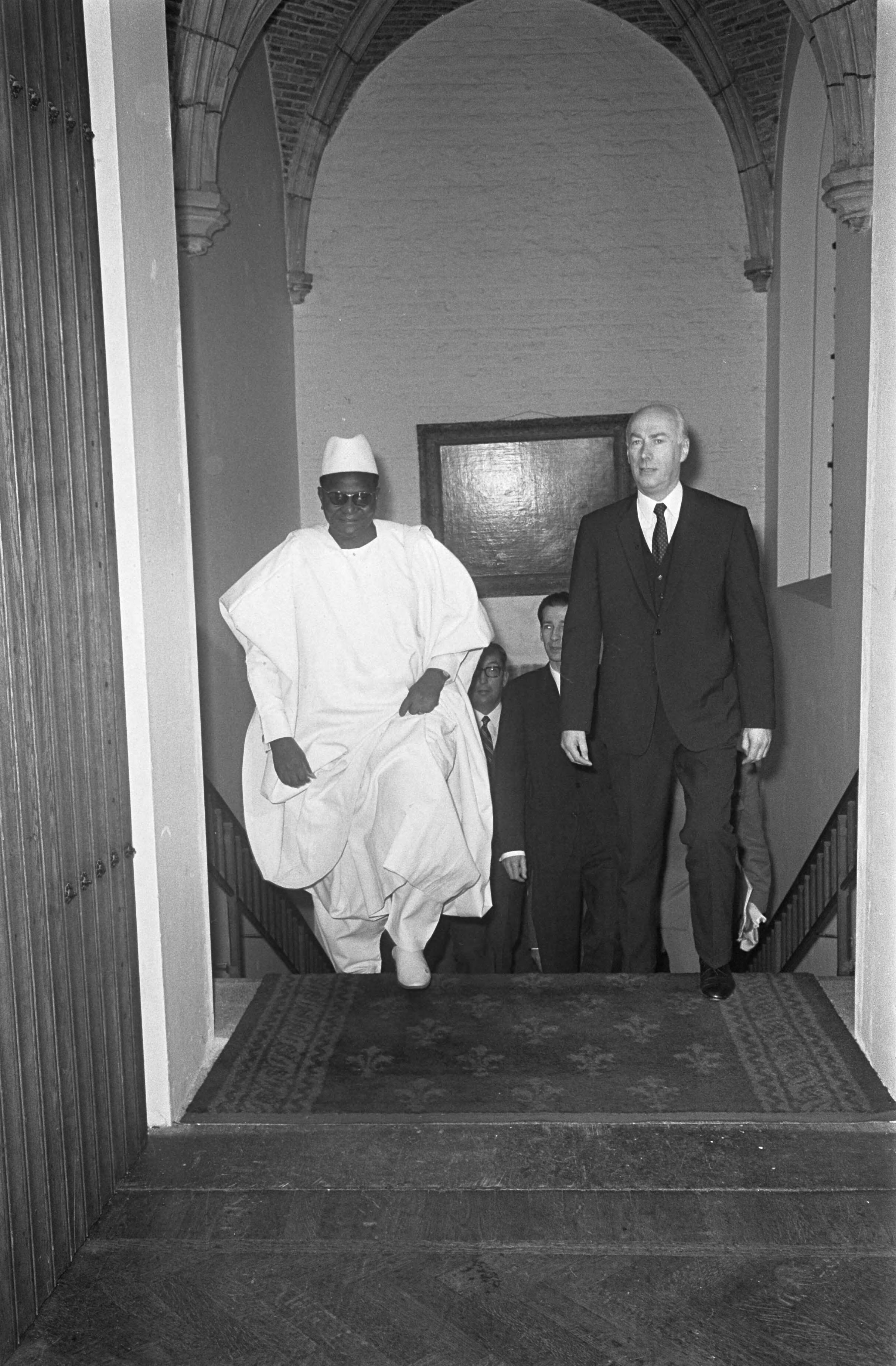 Fotocollectie Anefo — President van Niger voor de besprekingen in Rolzaal Den Haag v.l.n.r. Minister Udink, staatss. de Koster , Min. Rakemananjara, Pres. Diori, Min. Bakker en Min. — Foto: Kroon, Ron / Anefo. Licentie: Set B: Rechtenvrij / Publiek Domein. Bron: Nationaal Archief. http://hdl.handle.net/10648/ab5013f2-d0b4-102d-bcf8-003048976d84