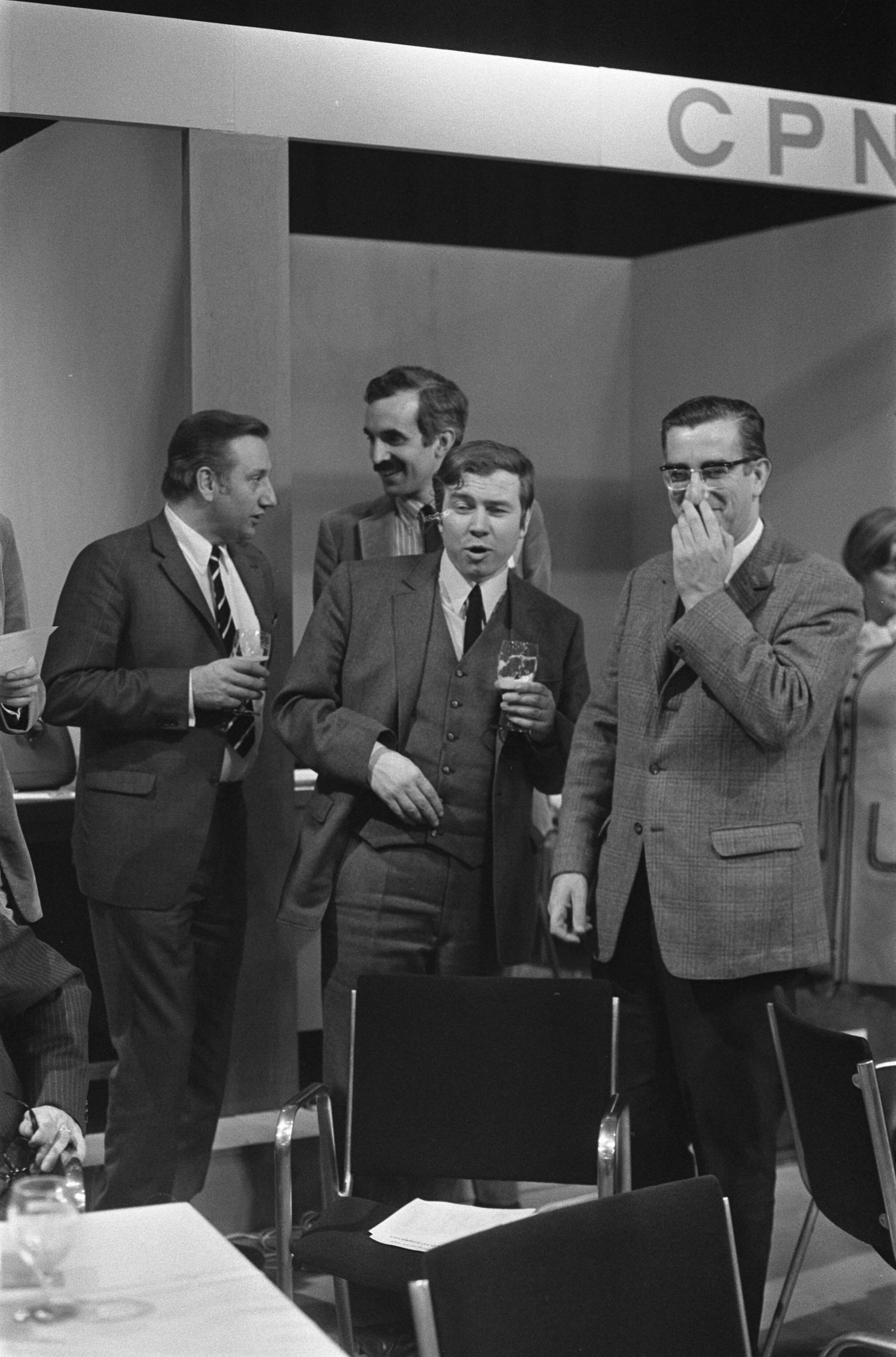Fotocollectie Anefo — Verkiezingsuitslagen PS in studio Hilversum van NOS. Midden drs. Marcel van Dam , socioloog — Foto: Mieremet, Rob / Anefo. Licentie: Set B: Rechtenvrij / Publiek Domein. Bron: Nationaal Archief. http://hdl.handle.net/10648/ab911294-d0b4-102d-bcf8-003048976d84