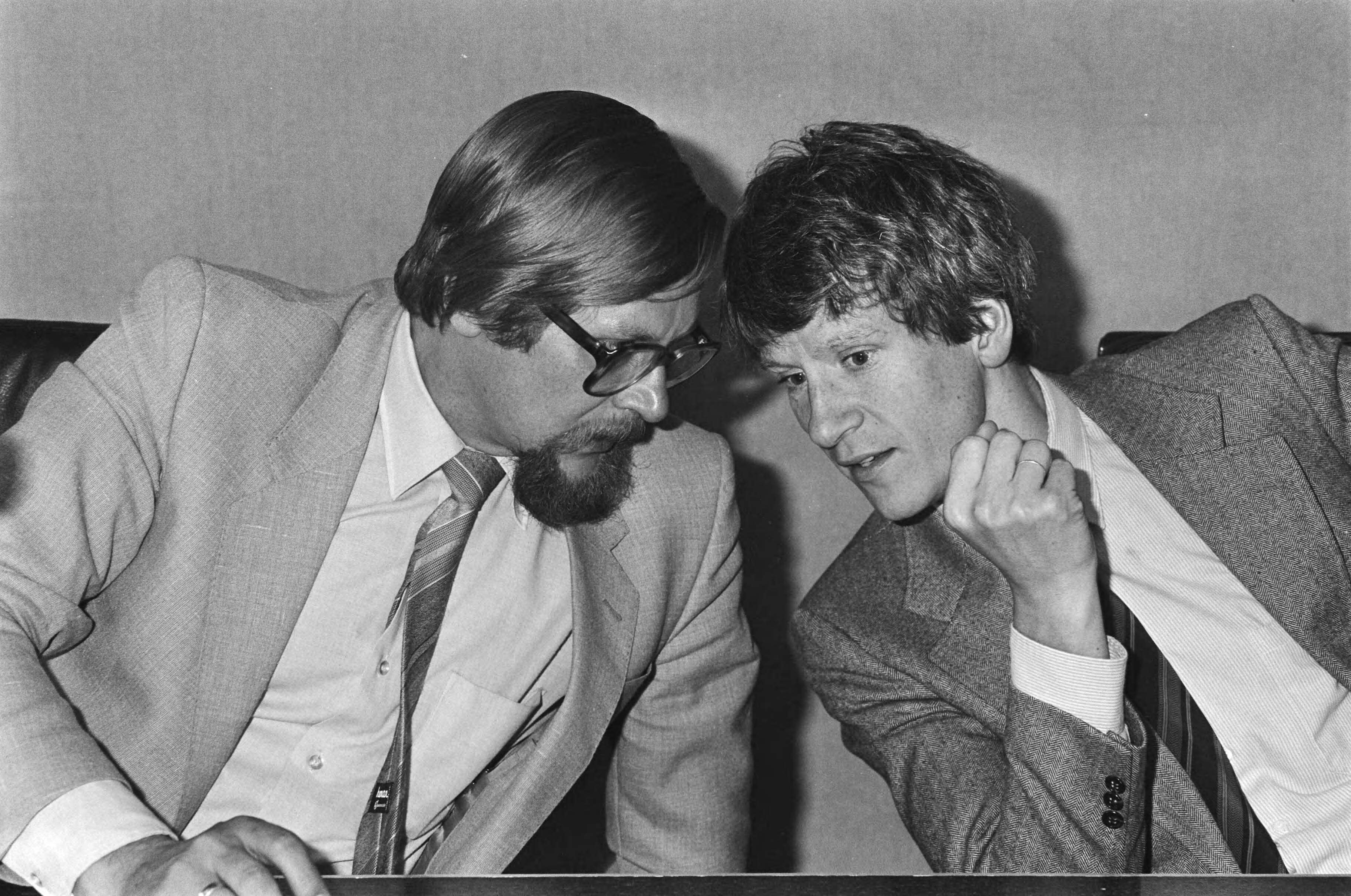 Fotocollectie Anefo — Demonstratieve bijeenkomst van B&W van de vier grote steden in Den Haag ; wethouder Heerma (l) in gesprek met wethouder Wolffensperger — Foto: Antonisse, Marcel / Anefo. Licentie: Set B: Rechtenvrij / Publiek Domein. Bron: Nationaal Archief. http://hdl.handle.net/10648/acfe1b7c-d0b4-102d-bcf8-003048976d84