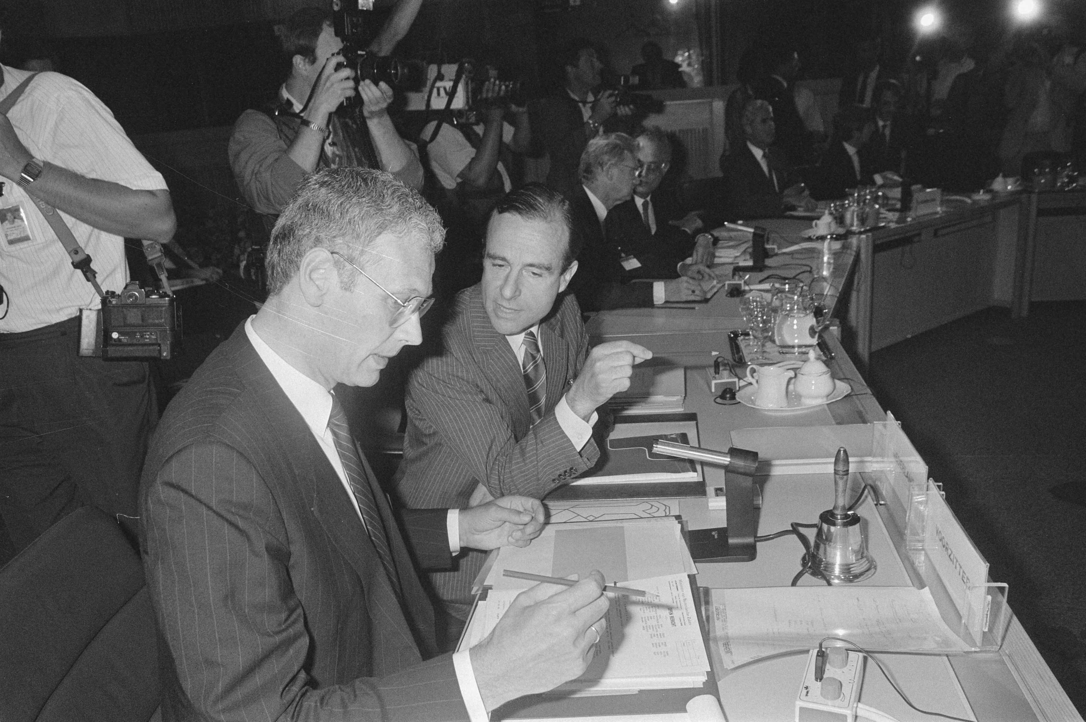 Fotocollectie Anefo — EEG-top in Den Haag : vergadering ministers van Buitenlandse Zaken ; minister van den Broek — Foto: Molendijk, Bart / Anefo. Licentie: Set B: Rechtenvrij / Publiek Domein. Bron: Nationaal Archief. http://hdl.handle.net/10648/ad54dac0-d0b4-102d-bcf8-003048976d84