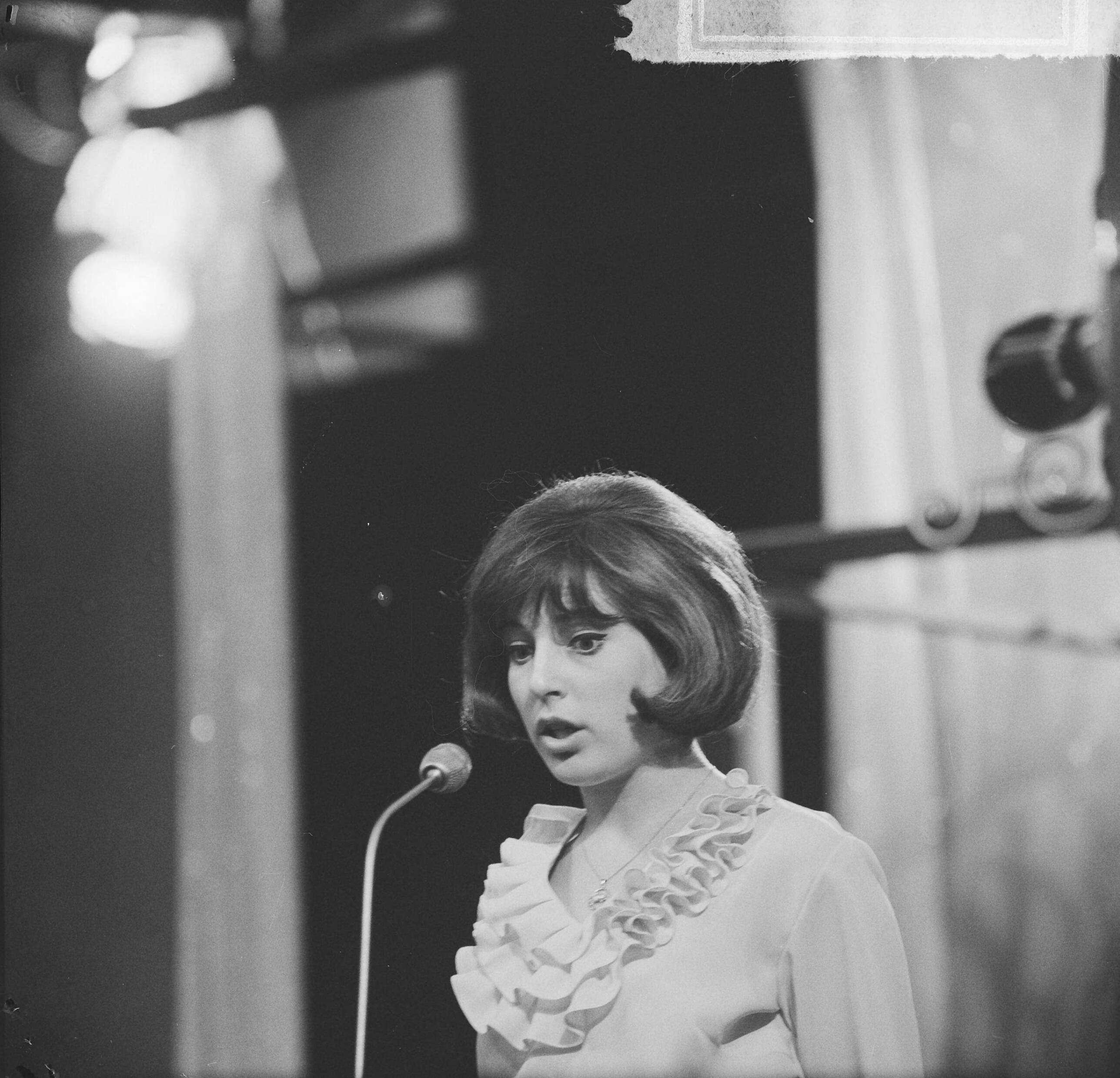 Nationaal Songfestival 1965 — Finale Nationaal Songfestival 1965, Trea Dobbs (zingend) — Foto: Nijs, Jac. de / Anefo. Licentie: Set B: Rechtenvrij / Publiek Domein. Bron: Nationaal Archief. http://hdl.handle.net/10648/aa92cfb8-d0b4-102d-bcf8-003048976d84