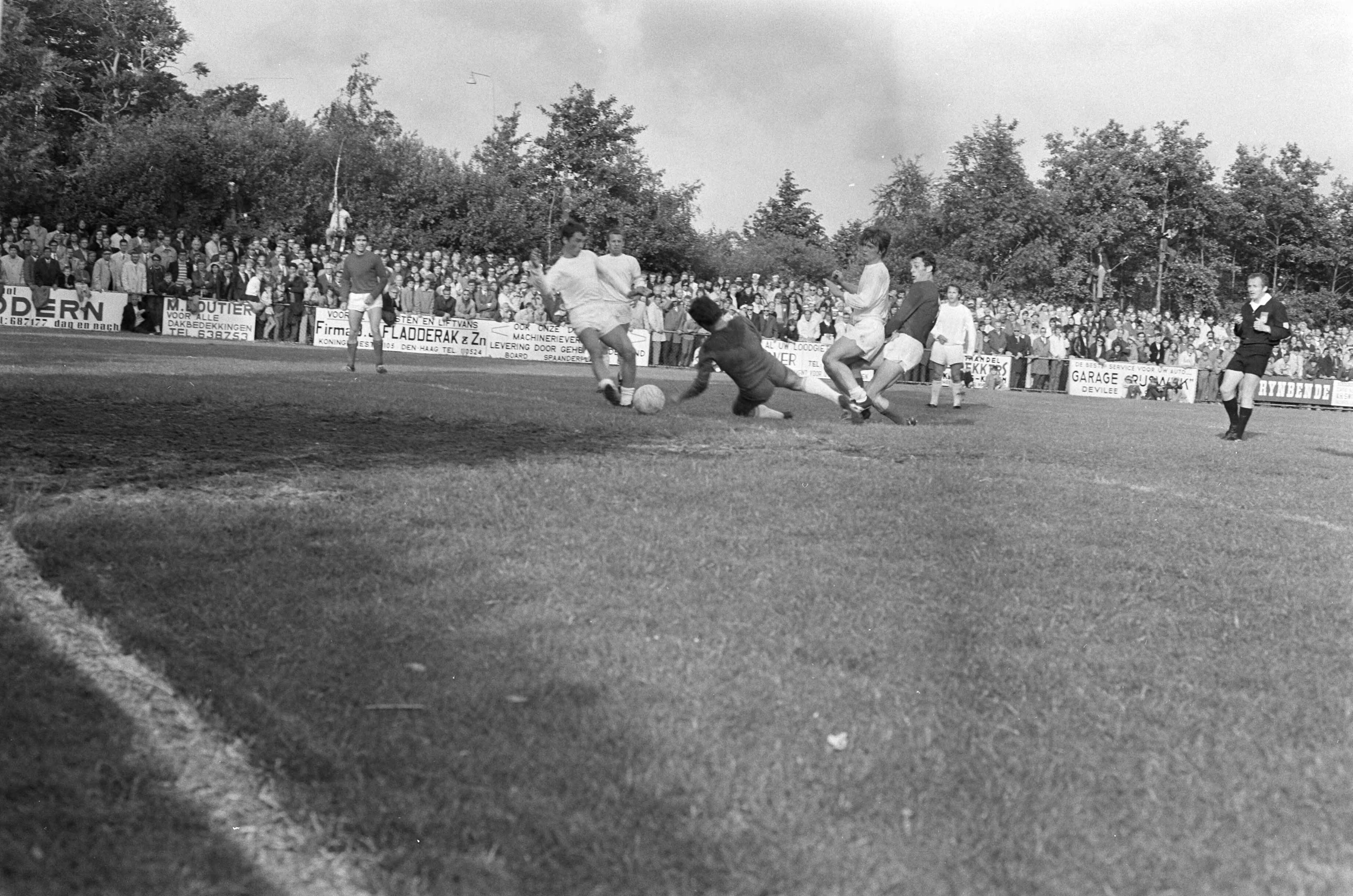Nederlands Kampioenschap Voetbal voor Zondagamateurs 1971 — Spelmoment uit de wedstrijd RVC - VV Caesar: 0-1 — Foto: Fotograaf Onbekend / Anefo. Licentie: Set B: Rechtenvrij / Publiek Domein. Bron: Nationaal Archief. http://hdl.handle.net/10648/abc3b582-d0b4-102d-bcf8-003048976d84
