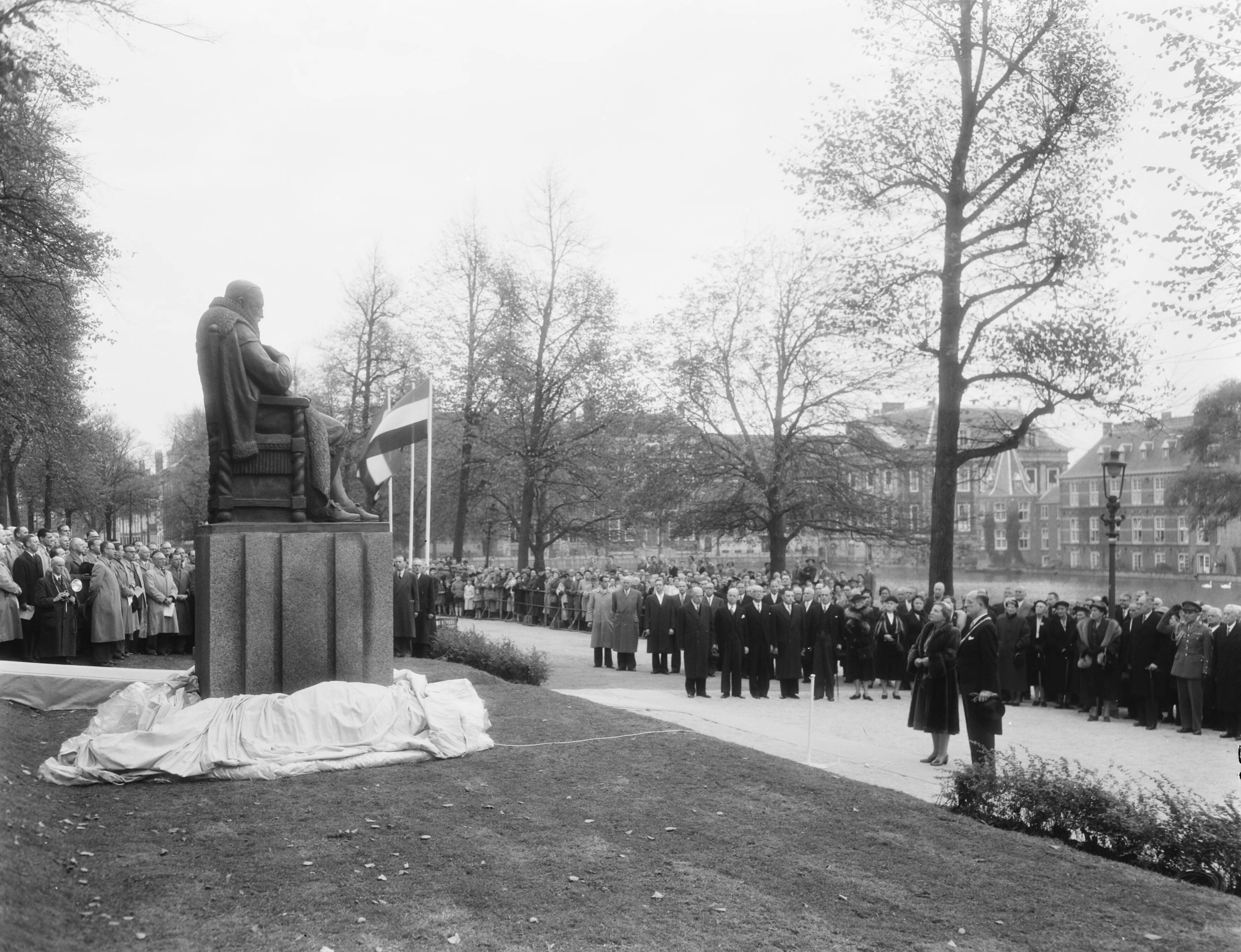 Fotocollectie Anefo — Koningin Juliana onthult een standbeeld van Johan van Oldenbarneveldt in Den Haag — Foto: Duinen, G.W. van / Anefo. Licentie: Set B: Rechtenvrij / Publiek Domein. Bron: Nationaal Archief. http://hdl.handle.net/10648/a92b562c-d0b4-102d-bcf8-003048976d84