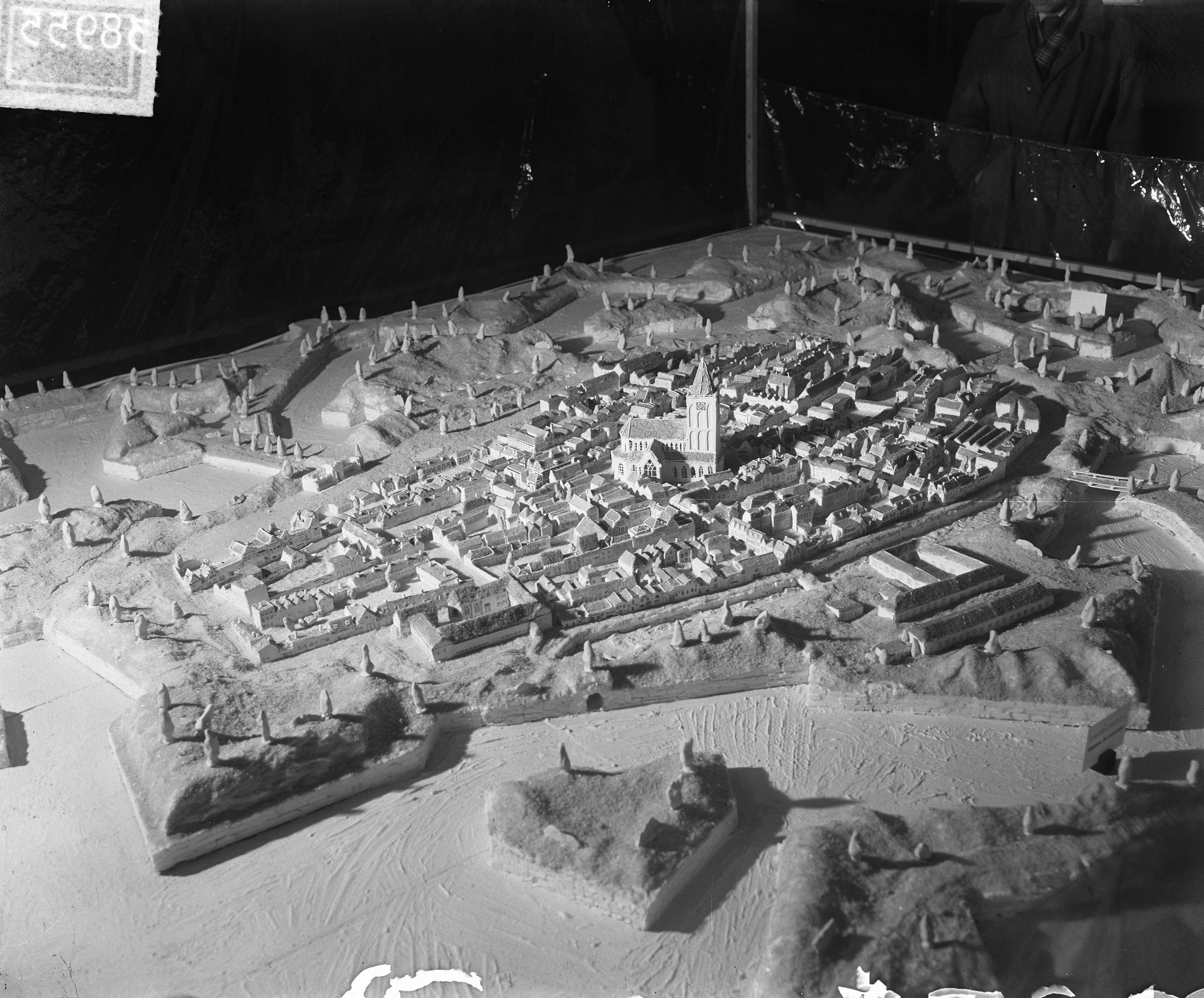 Fotocollectie Anefo — Vesting Naarden in model nagebouwd bij Banketbakkerschool — Foto: Winterbergen, Rolf / Anefo. Licentie: Set B: Rechtenvrij / Publiek Domein. Bron: Nationaal Archief. http://hdl.handle.net/10648/a8d682e6-d0b4-102d-bcf8-003048976d84