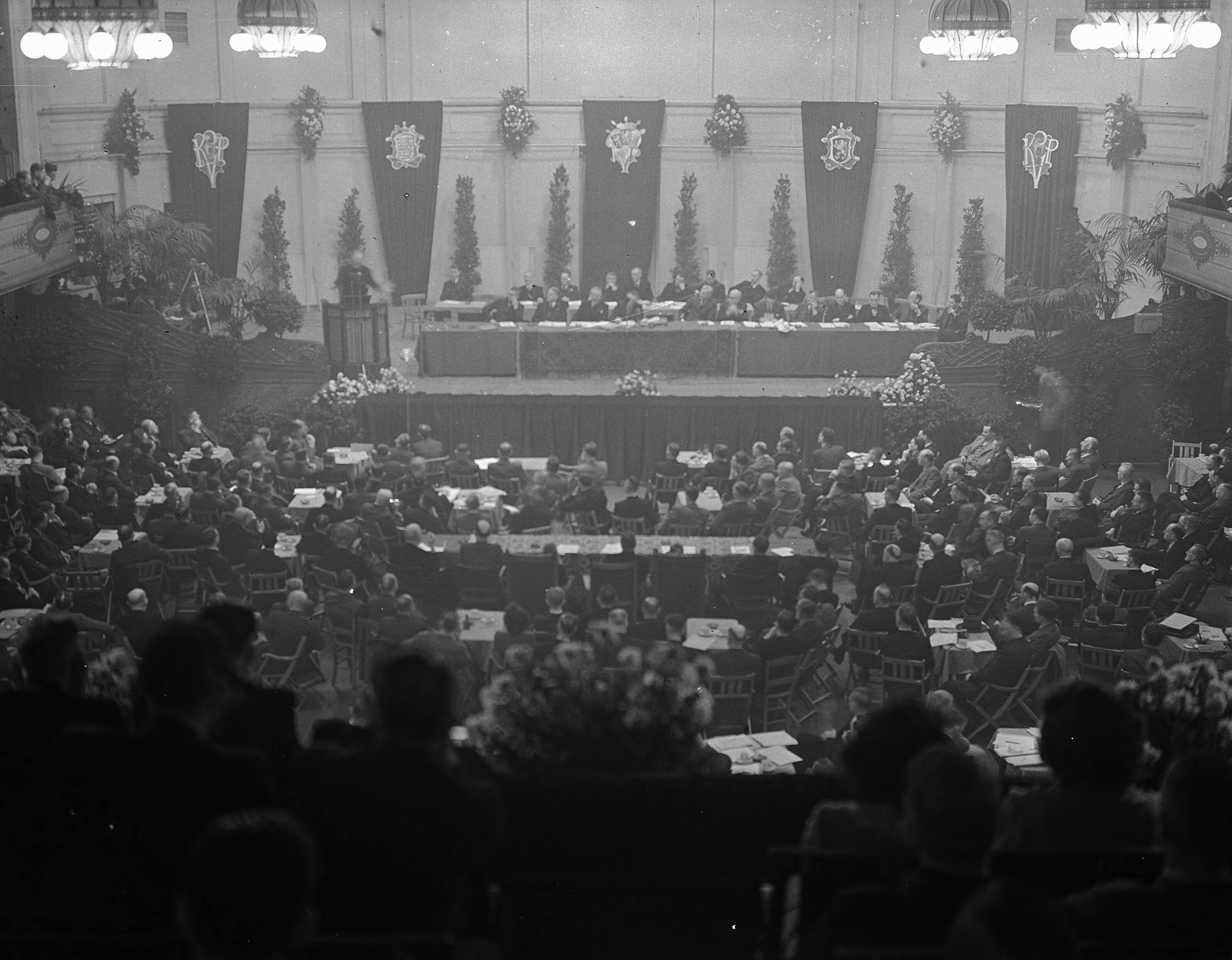 Fotocollectie Anefo — Congres KVP in "Tivoli" Utrecht — Foto: Noske, J.D. / Anefo. Licentie: Set B: Rechtenvrij / Publiek Domein. Bron: Nationaal Archief. http://hdl.handle.net/10648/a8c0f764-d0b4-102d-bcf8-003048976d84