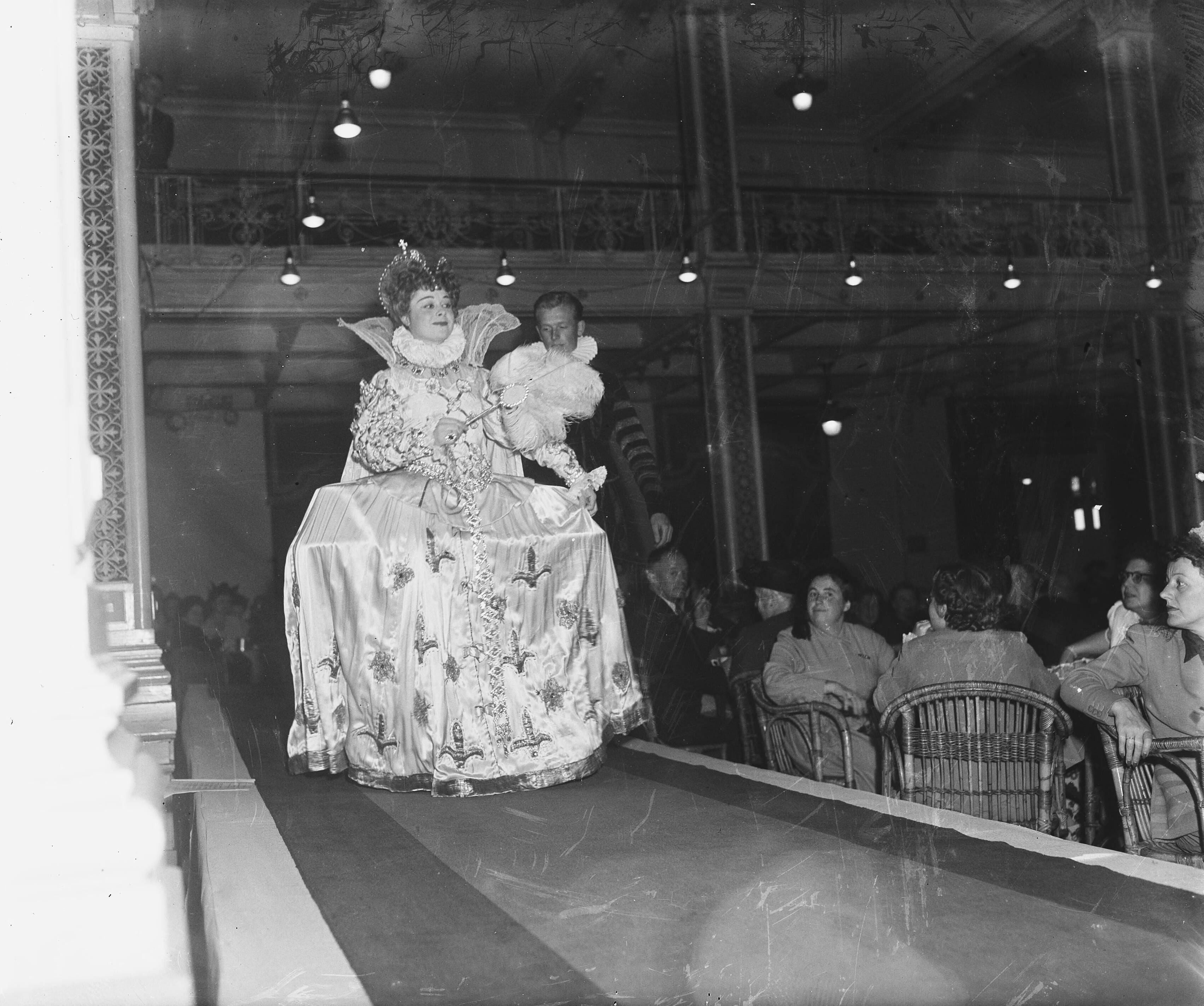 Fotocollectie Anefo — Juwelen- en modeshow in het Kurhaus te Scheveningen — Foto: Merk, Ben / Anefo. Licentie: Set B: Rechtenvrij / Publiek Domein. Bron: Nationaal Archief. http://hdl.handle.net/10648/a8bdcc88-d0b4-102d-bcf8-003048976d84
