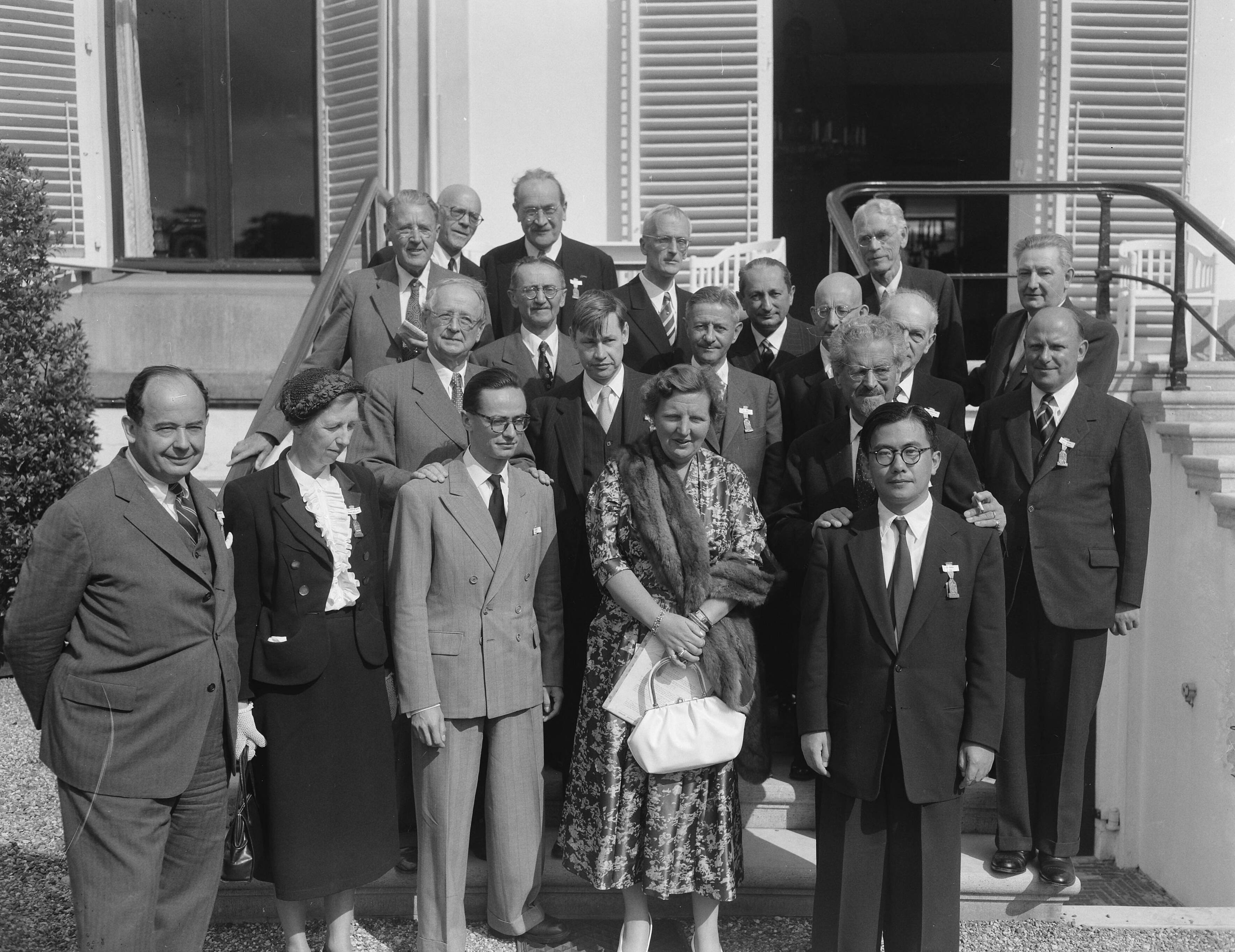 Fotocollectie Anefo — Koningin Juliana ontvangt deelnemers van het Internationaal Mathematisch Congres op paleis Soestdijk. Zij poseert met de groep en staat tussen prof. K. Kodeira (Japan) en dr. J.P Serre (Frankrijk), beide onderscheiden met de gouden medaille en een geldprijs van het Fields Committtee — Foto: Noske, J.D. / Anefo. Licentie: Set B: Rechtenvrij / Publiek Domein. Bron: Nationaal Archief. http://hdl.handle.net/10648/a9290cbe-d0b4-102d-bcf8-003048976d84