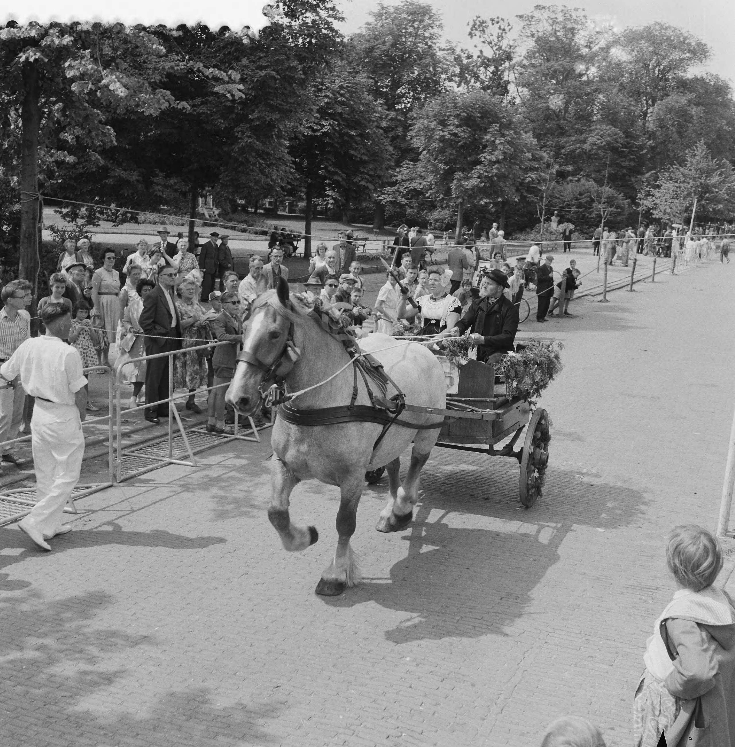 Fotocollectie Anefo — Ringsteken in Middelburg — Foto: Behrens, Herbert F. / Anefo. Licentie: Set B: Rechtenvrij / Publiek Domein. Bron: Nationaal Archief. http://hdl.handle.net/10648/a9b55bba-d0b4-102d-bcf8-003048976d84