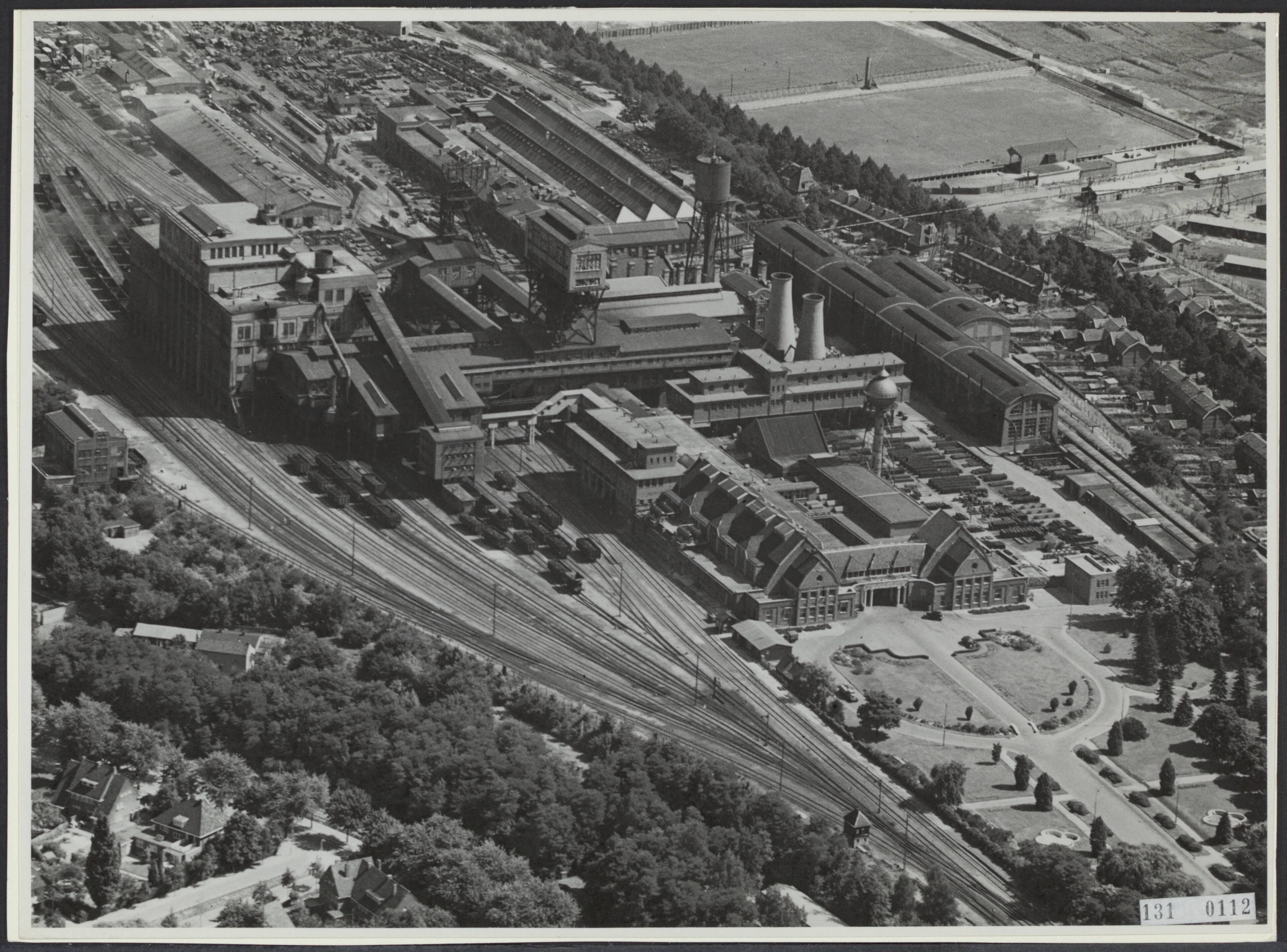 Fotocollectie Rijksvoorlichtingsdienst Eigen — Luchtopname. Het bovengrondse bedrijf van de Staatsmijn Hendrik te Brunssum — Foto: KLM Aerocarto / Rechtenvrij. Licentie: Set B: Rechtenvrij / Publiek Domein. Bron: Nationaal Archief. http://hdl.handle.net/10648/af4e4a6e-d0b4-102d-bcf8-003048976d84