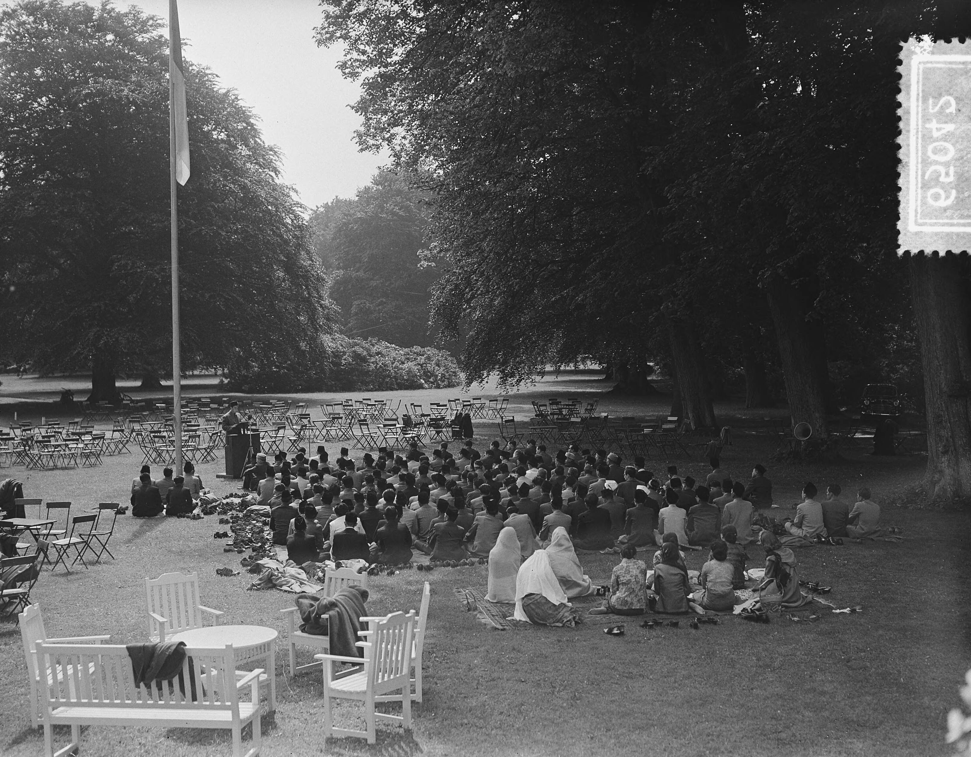 Fotocollectie Anefo — Viering van islamitisch feest Lebaran in de ambtswoning van de Hoge Commissaris van Indonesië, dr. Sutanto Tirtoprojo, te Wassenaar — Foto: Bilsen, Joop van / Anefo. Licentie: Set B: Rechtenvrij / Publiek Domein. Bron: Nationaal Archief. http://hdl.handle.net/10648/a9231e4e-d0b4-102d-bcf8-003048976d84