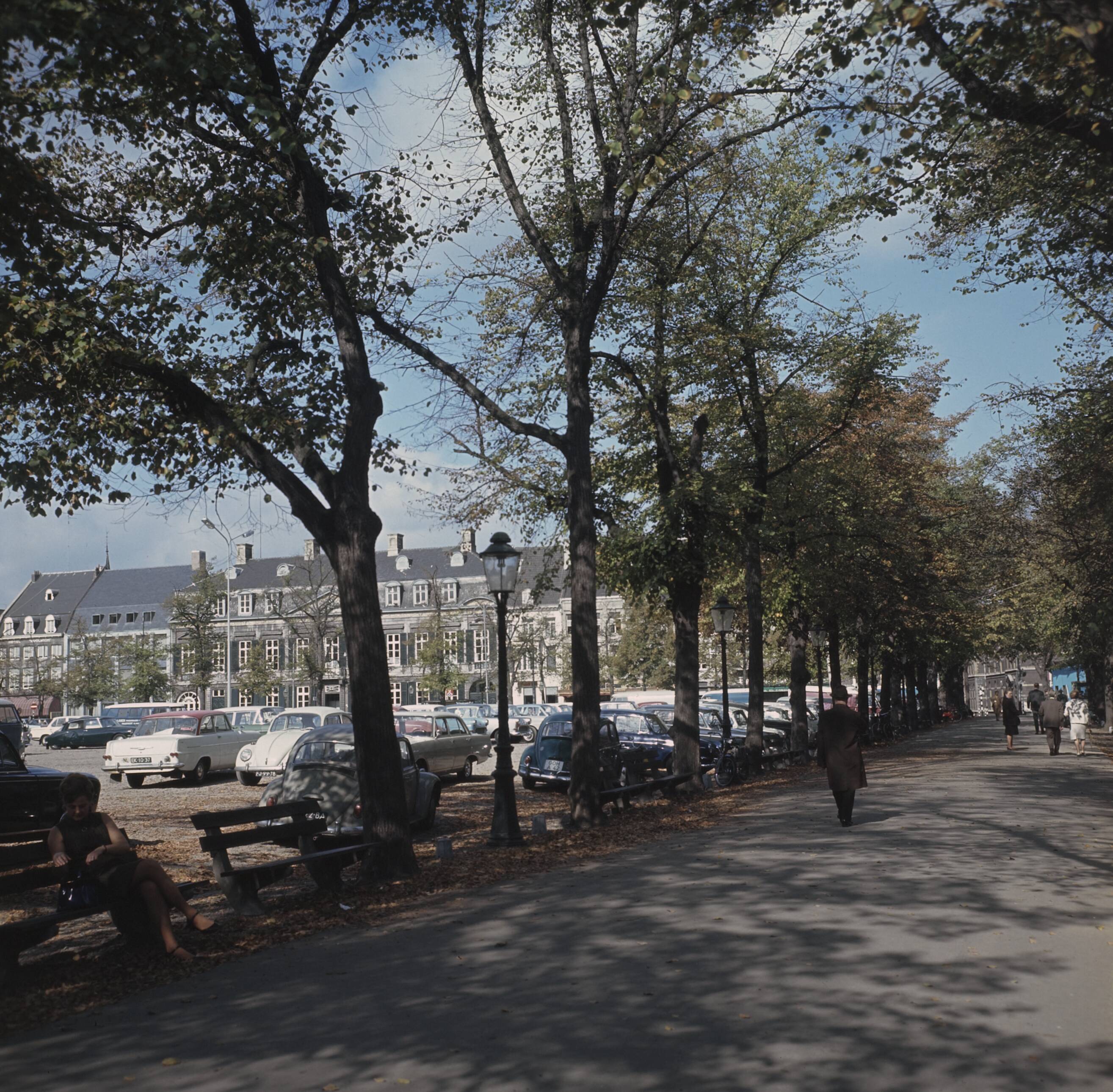 Fotocollectie Anefo — Maastricht: stadsgezichten; Vrijthof — Foto: Nijs, Jac. de / Anefo. Licentie: Set B: Rechtenvrij / Publiek Domein. Bron: Nationaal Archief. http://hdl.handle.net/10648/ad8e986e-d0b4-102d-bcf8-003048976d84