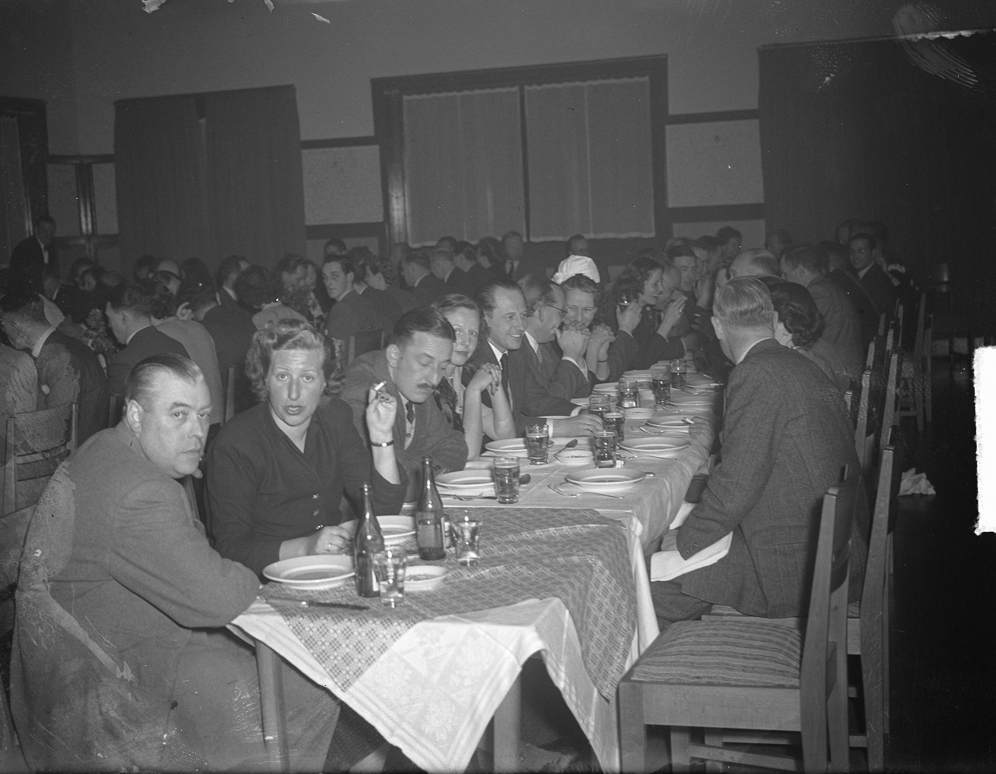 Fotocollectie Anefo — Openingsrit RAC tegen West. Diner Zandvoort — Foto: Averink, […] / Anefo. Licentie: Set B: Rechtenvrij / Publiek Domein. Bron: Nationaal Archief. http://hdl.handle.net/10648/a8c146ba-d0b4-102d-bcf8-003048976d84