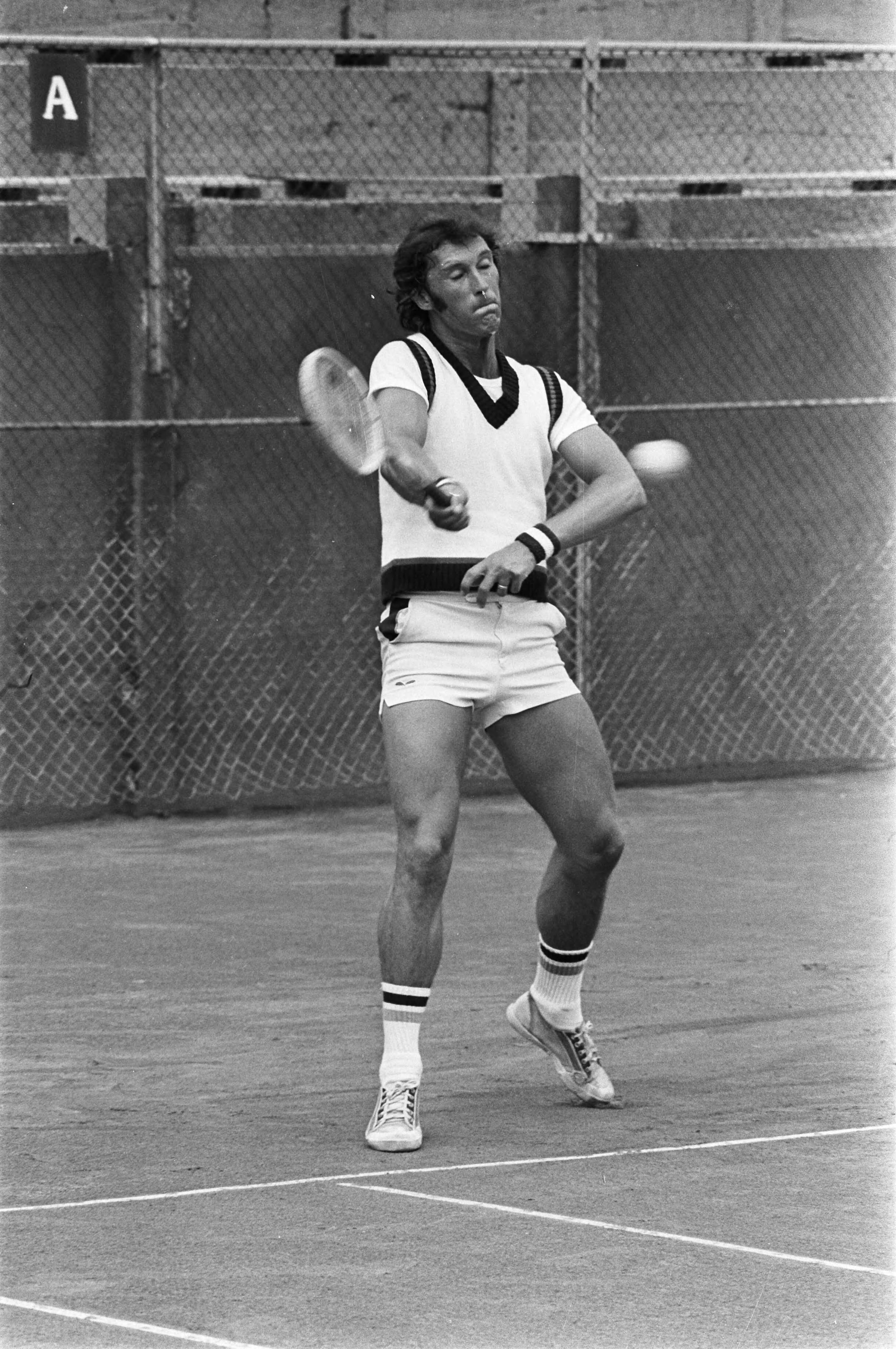 Internationaal tennistoernooi op de Mets tennisbanen in Scheveningen — TennisserJan Hordijk in aktie — Foto: Verhoeff, Bert / Anefo. Licentie: Set B: Rechtenvrij / Publiek Domein. Bron: Nationaal Archief. http://hdl.handle.net/10648/ac6d20f4-d0b4-102d-bcf8-003048976d84