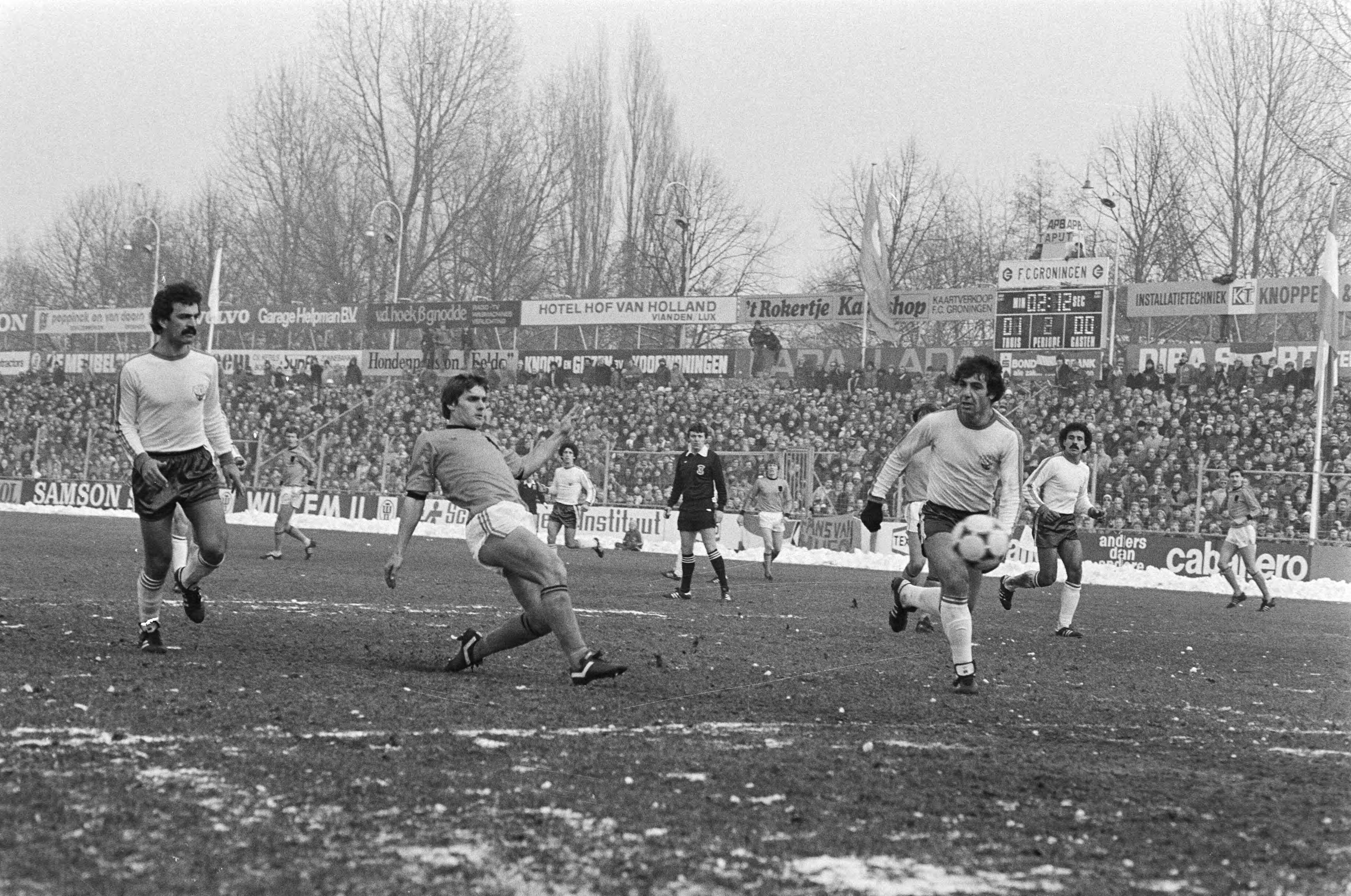Fotocollectie Anefo — Interland Nederland tegen Cyprus 3-0 in Groningen, Cees Schapendonk scoort 2e doelpunt voor Nederland, rechts Cyprus-speler Pandjaras — Foto: Antonisse, Marcel / Anefo. Licentie: Set B: Rechtenvrij / Publiek Domein. Bron: Nationaal Archief. http://hdl.handle.net/10648/acf57ee0-d0b4-102d-bcf8-003048976d84