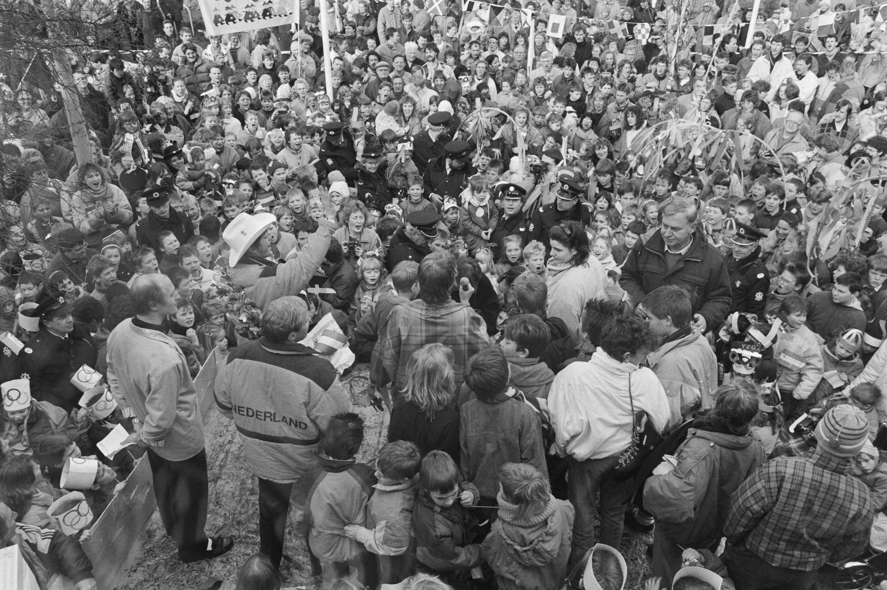 Fotocollectie Anefo — Yvonne van Gennip bij aankomst thuis in Haarlem; tijdens zanghulde — Foto: Croes, Rob C. / Anefo. Licentie: Set B: Rechtenvrij / Publiek Domein. Bron: Nationaal Archief. http://hdl.handle.net/10648/ad68e36c-d0b4-102d-bcf8-003048976d84