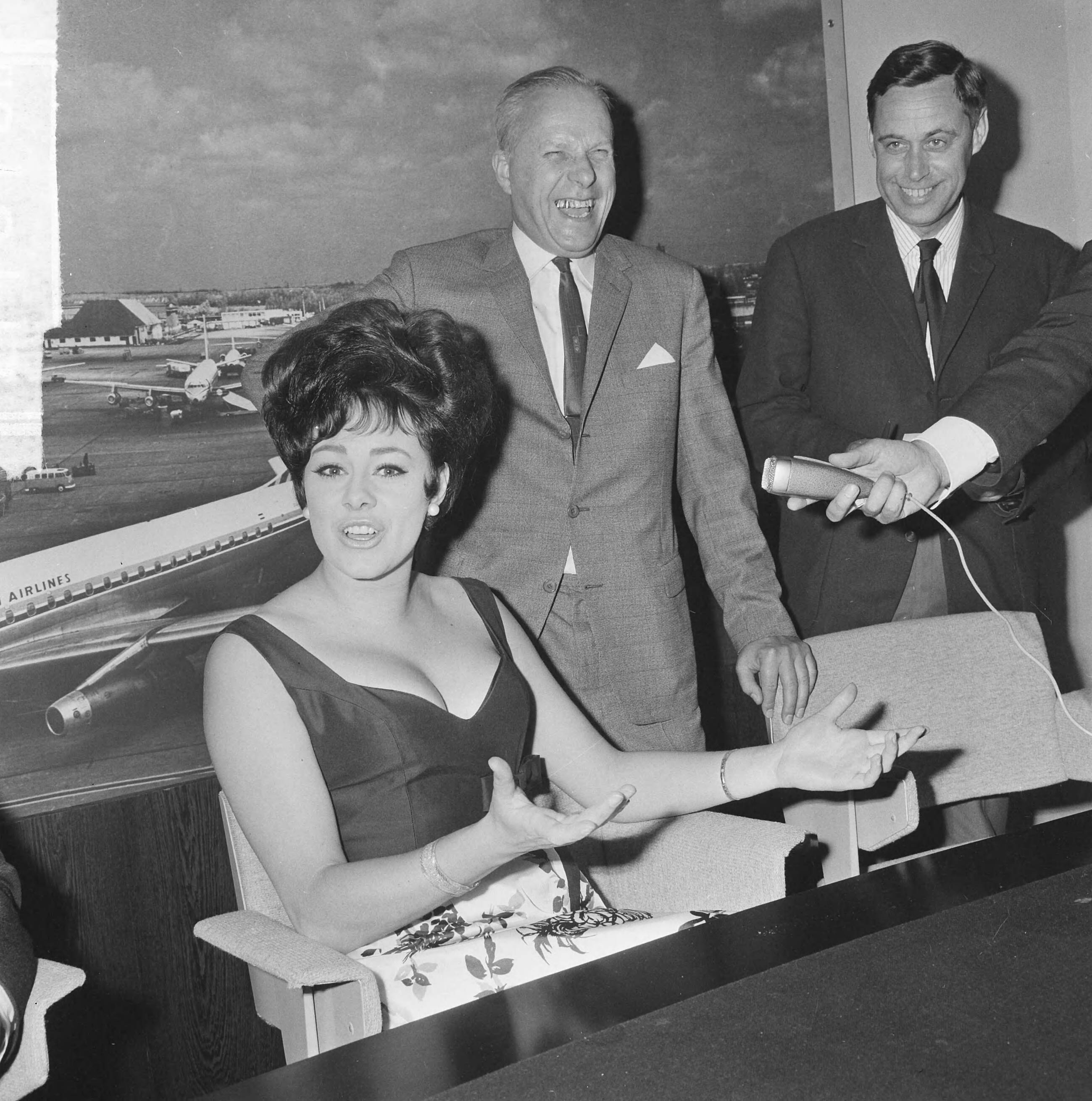Fotocollectie Anefo — Miss World Ann Sidney bij aankomst op Schiphol in verband met de Engelse week, Ann Sidney (kop) — Foto: Evers, Joost / Anefo. Licentie: Set B: Rechtenvrij / Publiek Domein. Bron: Nationaal Archief. http://hdl.handle.net/10648/aaa82c0a-d0b4-102d-bcf8-003048976d84