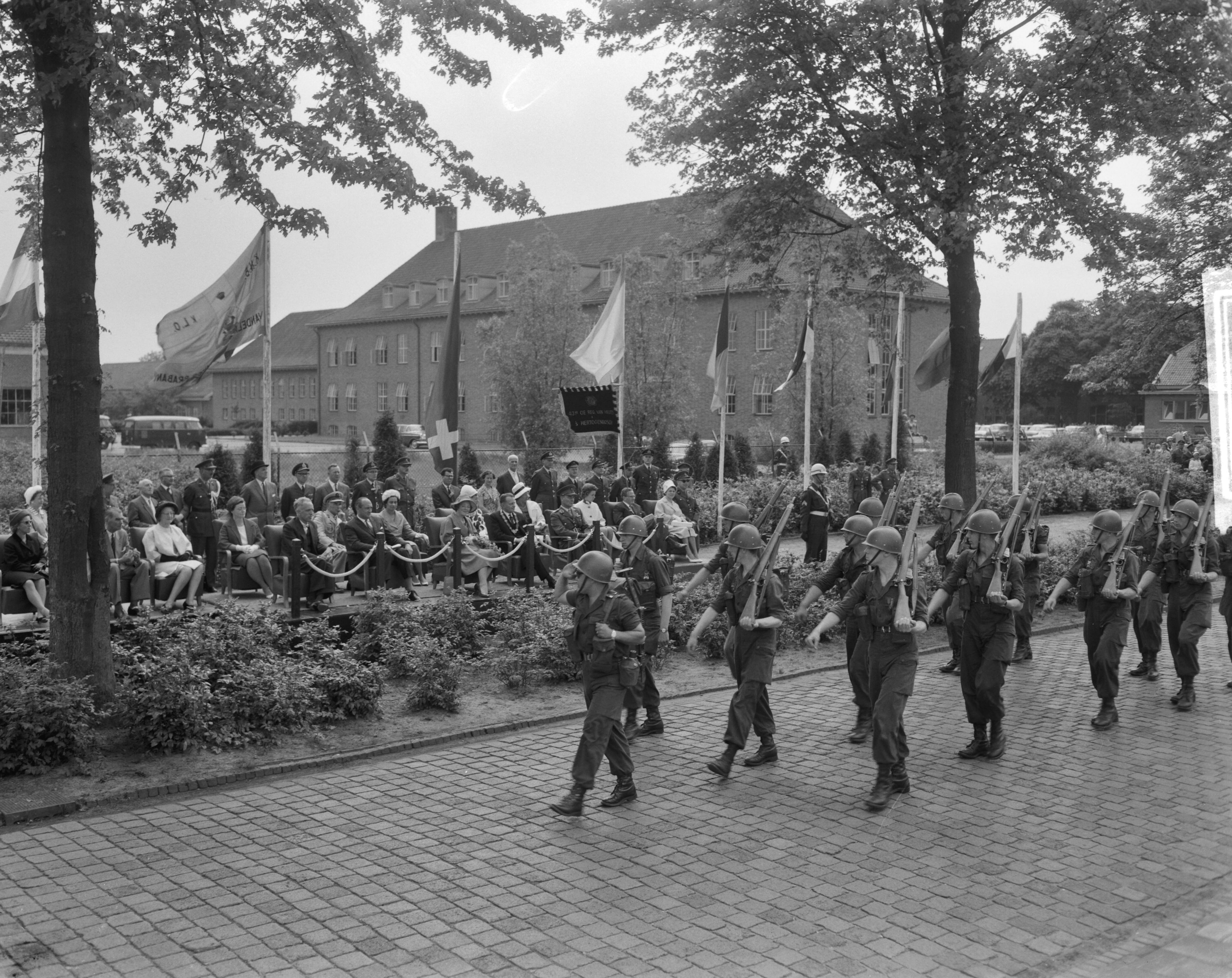 Fotocollectie Anefo — Prinses Beatrix poliomars in Breda, wandelaars defileren voor prinses Beatrix, Commissaris der Koningin in Noord-Brabant dr. C.N.M. Kortmann, minister mr. E.H. Toxopeus en burgemeester van Breda, mr. R.M.A.A.Geuljans — Foto: Bilsen, Joop van / Anefo. Licentie: Set B: Rechtenvrij / Publiek Domein. Bron: Nationaal Archief. http://hdl.handle.net/10648/aa0cb360-d0b4-102d-bcf8-003048976d84