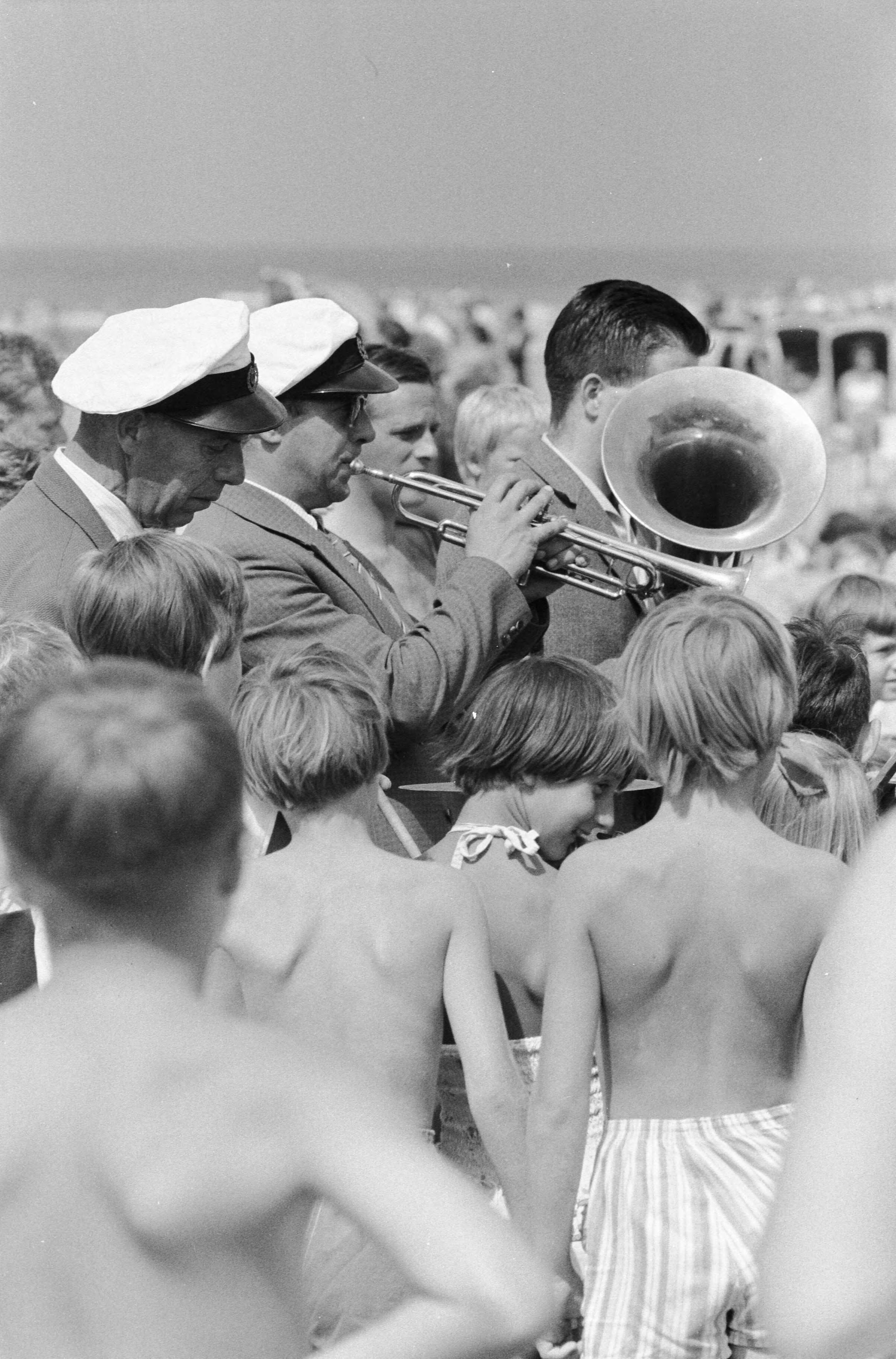Fotocollectie Anefo — Strandfanfare van Zandvoort treedt weer op — Foto: Pot, Harry / Anefo. Licentie: Set B: Rechtenvrij / Publiek Domein. Bron: Nationaal Archief. http://hdl.handle.net/10648/a9b6955c-d0b4-102d-bcf8-003048976d84
