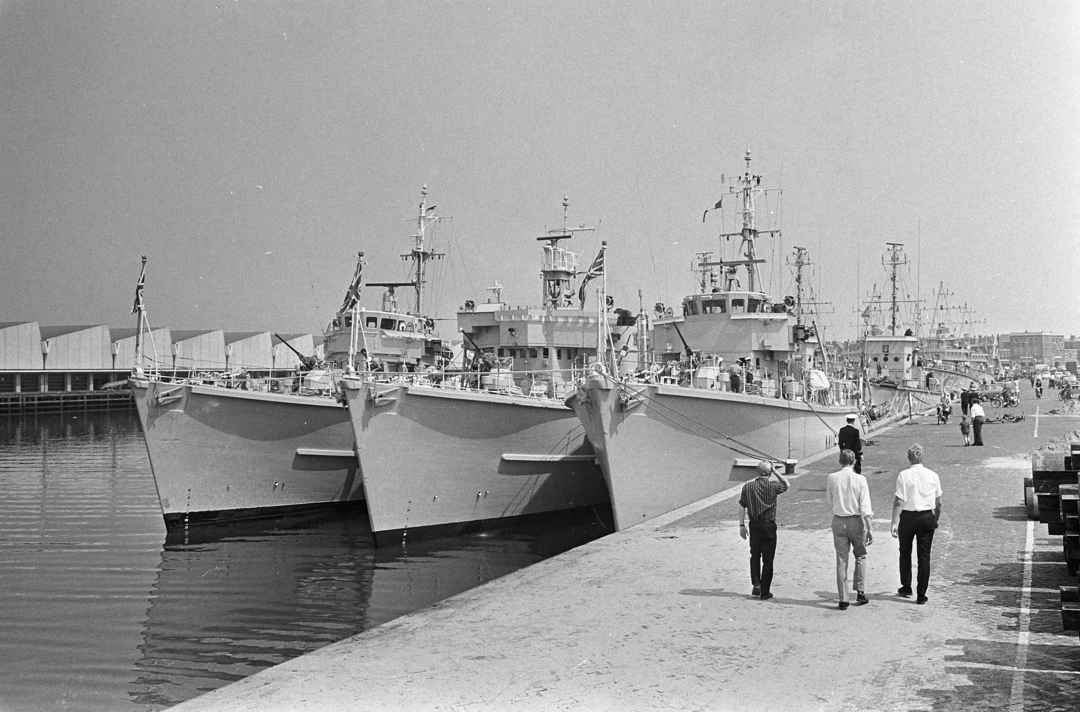 Fotocollectie Anefo — Mijnvegers in Scheveningen in tweede binnenhaven — Foto: Koch, Eric / Anefo. Licentie: Set B: Rechtenvrij / Publiek Domein. Bron: Nationaal Archief. http://hdl.handle.net/10648/aaee04a0-d0b4-102d-bcf8-003048976d84