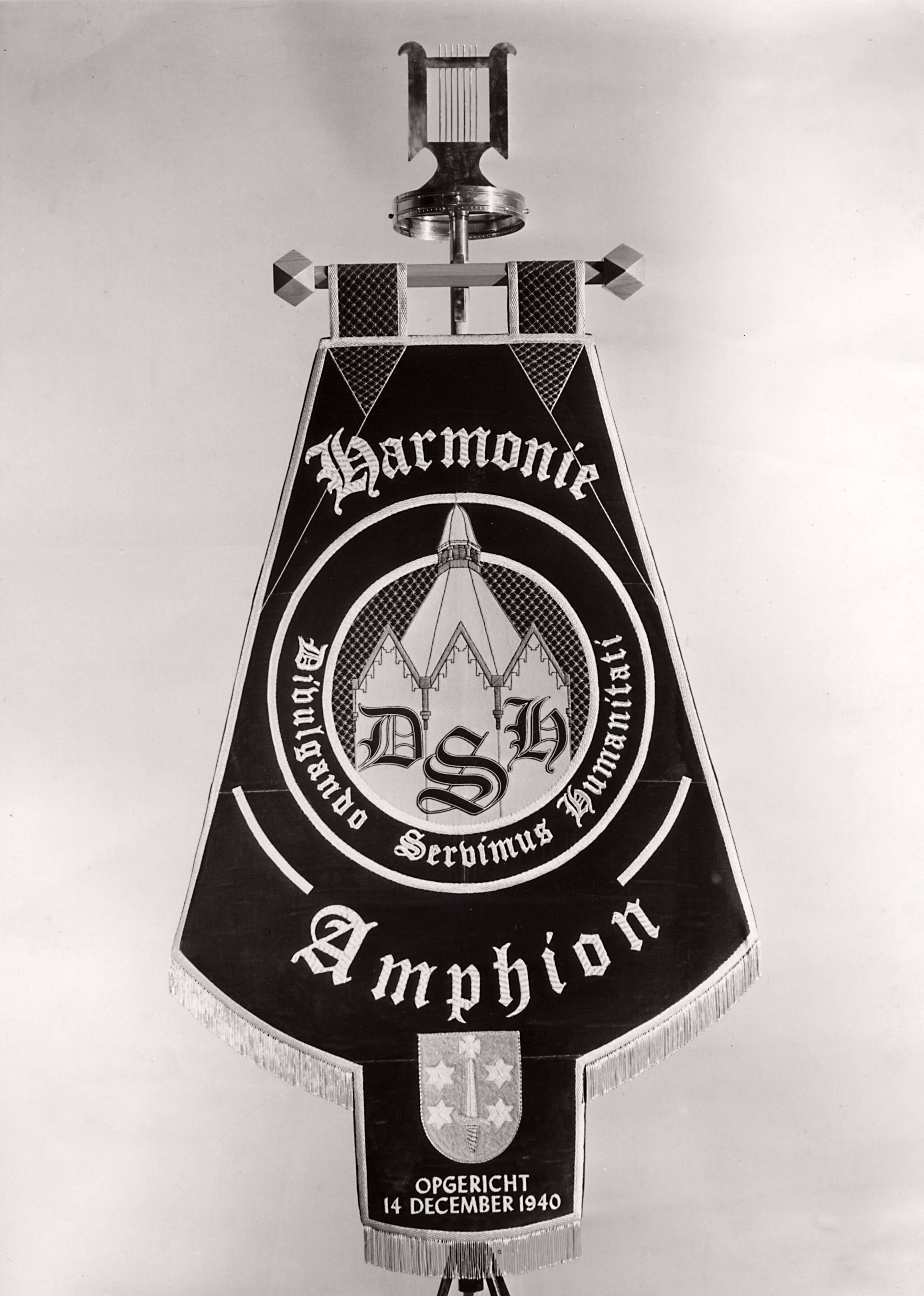 Collectie nader te bepalen — [Harmonie "Amphion" van Drukkerij N.V. Spaarnestad] Vaandel met het motto van Spaarnestad "Divulgando . Servimus . Humanitati" — Foto: Fotograaf Onbekend / Fotobureau onbekend / Spaarnestad Photo (05887). Licentie: Set B: Rechtenvrij / Publiek Domein. Bron: Nationaal Archief. http://hdl.handle.net/10648/35429da6-3c46-a382-e063-6df0900a6686