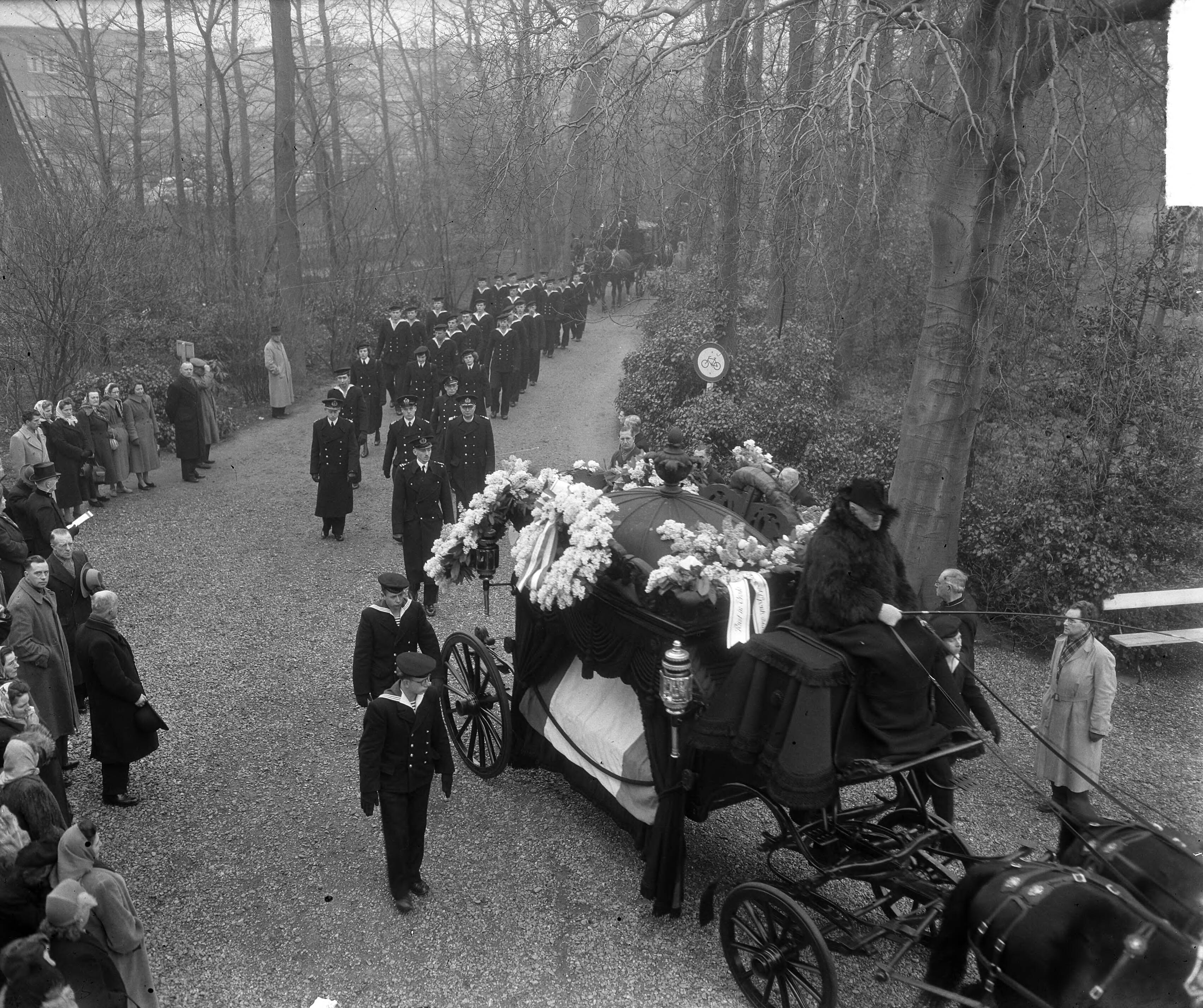 Begrafenis van matroos D.P. Schraven te Den Haag — Foto: Duinen, H. van / Anefo. — Licentie: Set B: Rechtenvrij / Publiek Domein. Bron: Nationaal Archief. http://hdl.handle.net/10648/a8e71674-d0b4-102d-bcf8-003048976d84