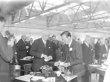 Fotocollectie Anefo — Opening cellophaanfabriek van de Hollandse Kunstzijde Industrie te Breda door prins Bernhard — Foto: Pot, Harry / Anefo. Licentie: Set B: Rechtenvrij / Publiek Domein. Bron: Nationaal Archief. http://hdl.handle.net/10648/a96844ec-d0b4-102d-bcf8-003048976d84