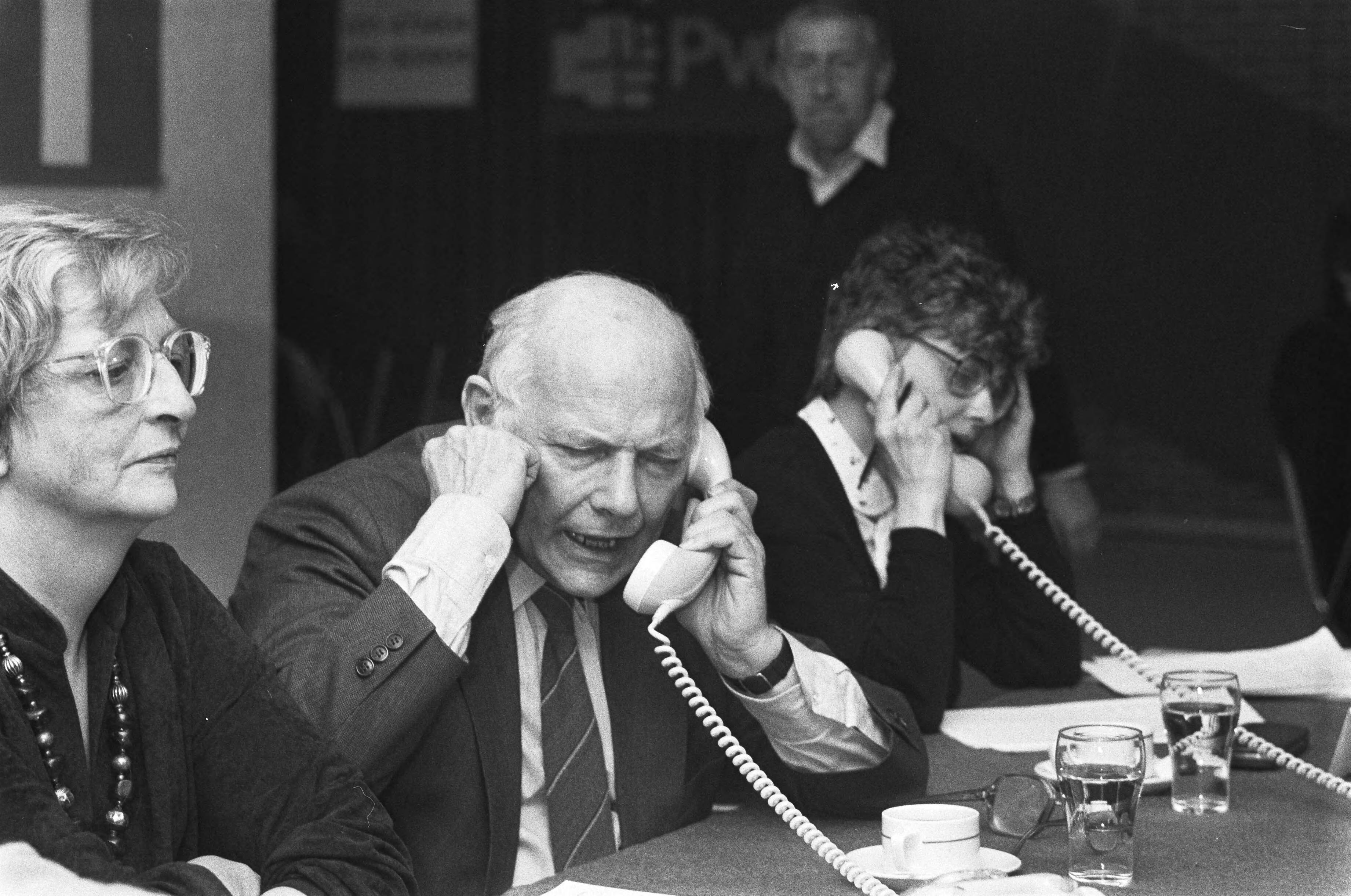 Fotocollectie Anefo — PVDA-politici houden weer telefoonavond in Den Haag . Den Uyl aan de telefeoon (met vrouw naast zich) — Foto: Croes, Rob C. / Anefo. Licentie: Set B: Rechtenvrij / Publiek Domein. Bron: Nationaal Archief. http://hdl.handle.net/10648/ad1339bc-d0b4-102d-bcf8-003048976d84