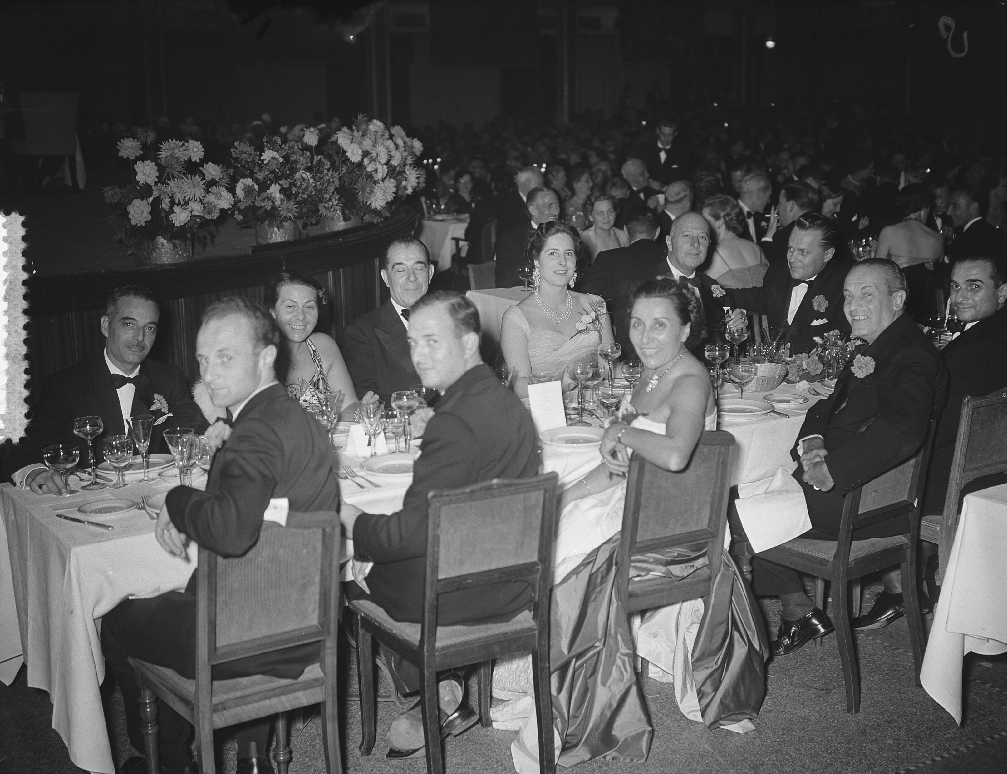 Fotocollectie Anefo — Congres zee-assuradeuren Den Haag. Banket — Foto: Bilsen, Joop van / Anefo. Licentie: Set B: Rechtenvrij / Publiek Domein. Bron: Nationaal Archief. http://hdl.handle.net/10648/a92957a0-d0b4-102d-bcf8-003048976d84