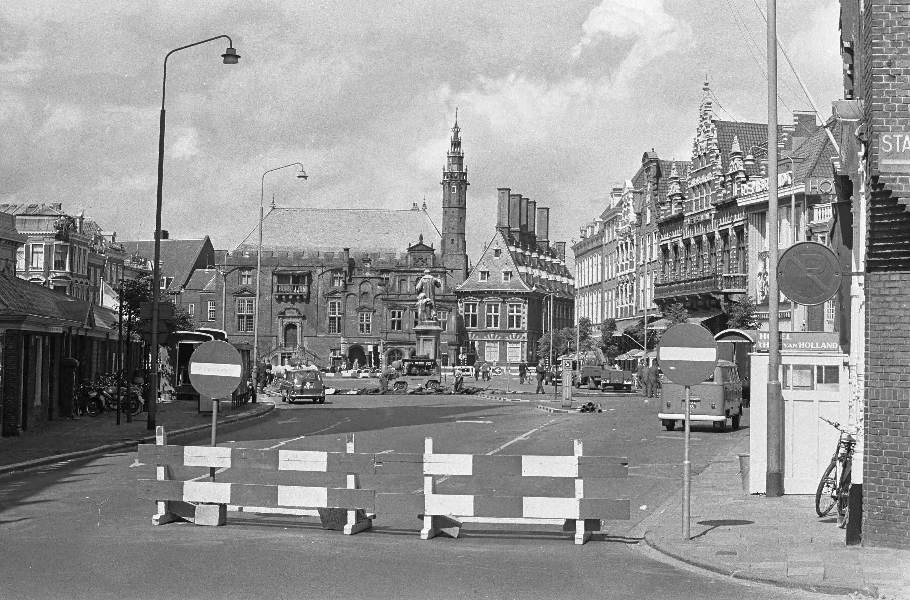 Fotocollectie Anefo — Grote Markt te Haarlem afgesloten voor alle verkeer — Foto: Kroon, Ron / Anefo. Licentie: Set B: Rechtenvrij / Publiek Domein. Bron: Nationaal Archief. http://hdl.handle.net/10648/aaef4fcc-d0b4-102d-bcf8-003048976d84